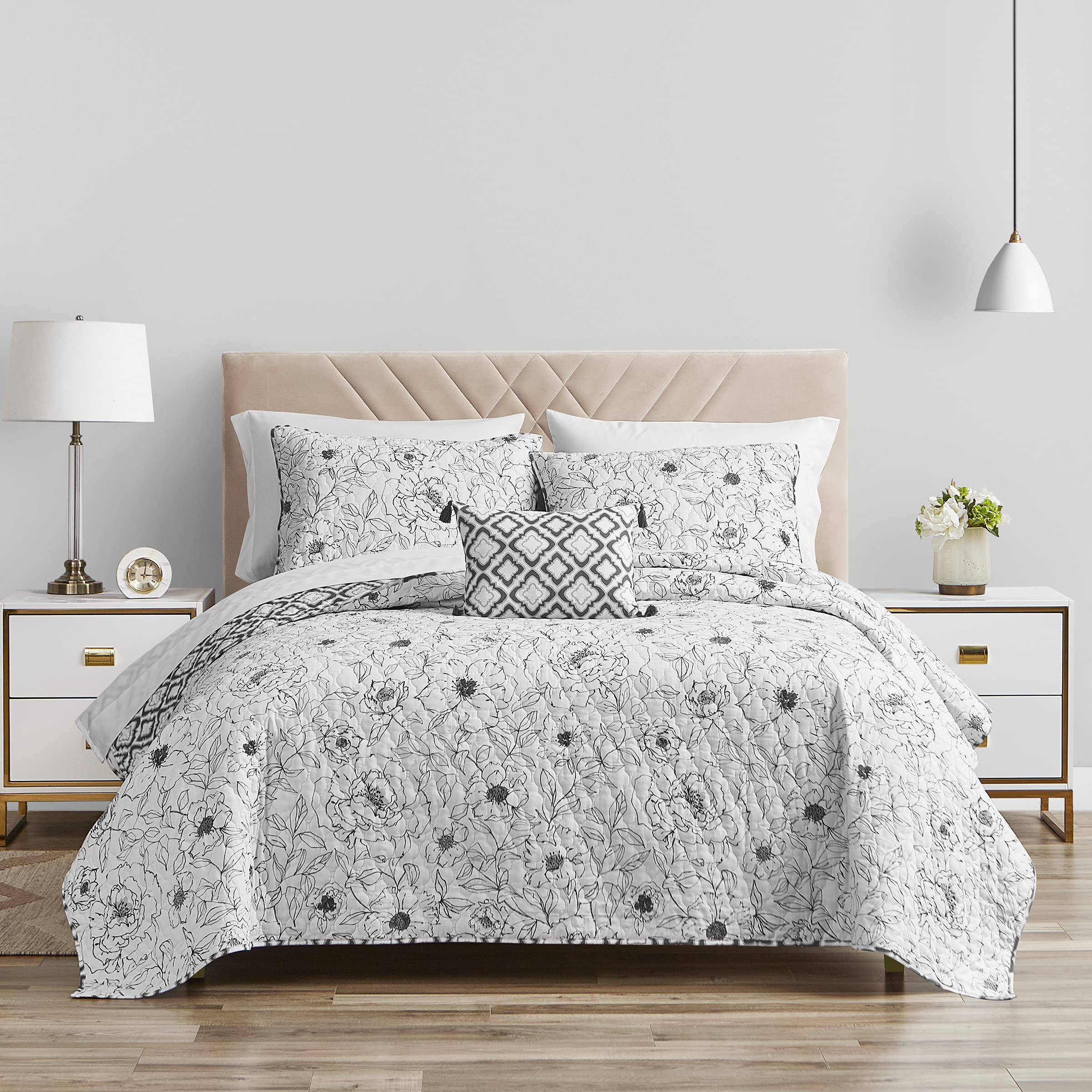 Premium Merritt White & Black King/California King 4-Piece Quilt Set - Soft Bedding for Luxurious Comfort in Master Bedrooms & Guest Suites