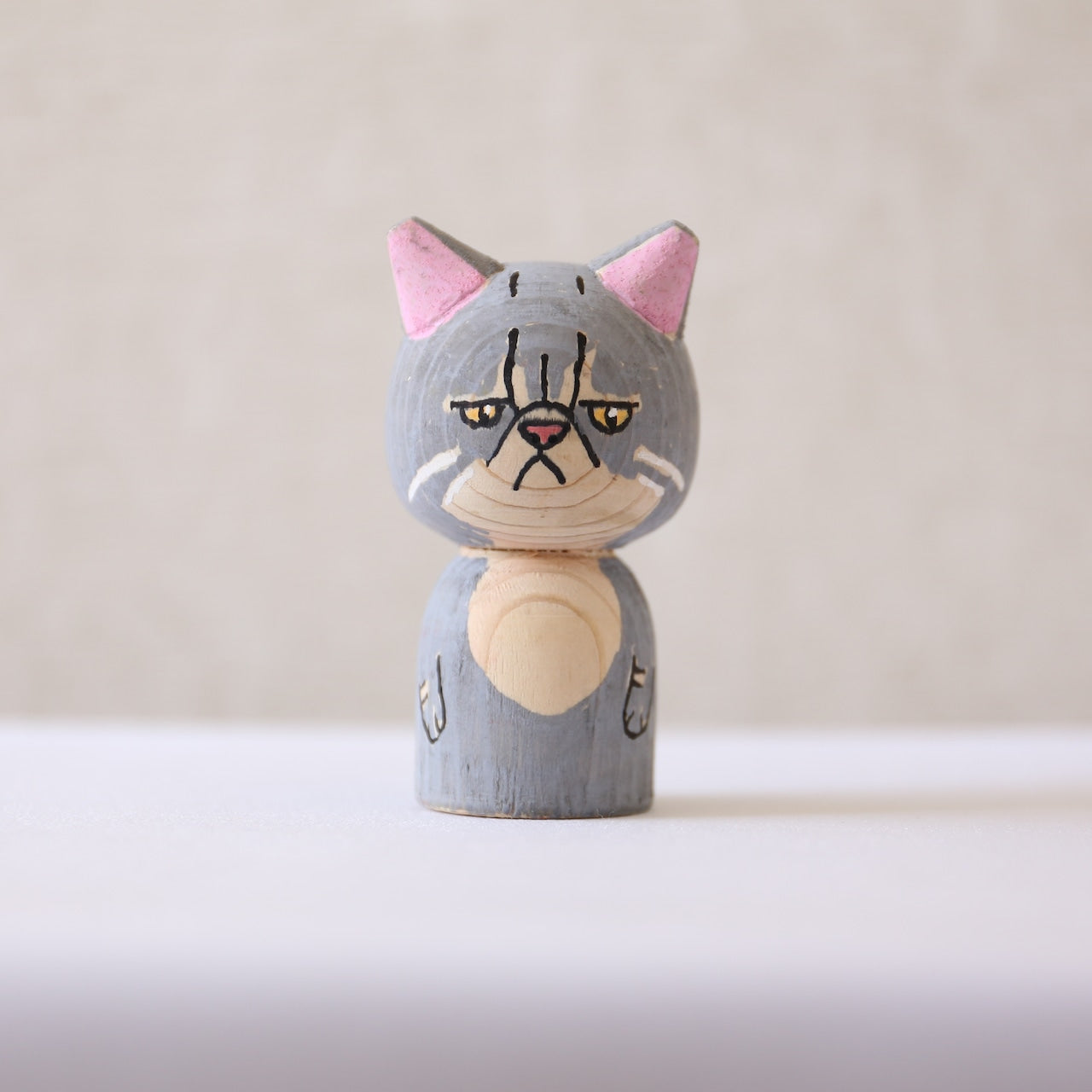 Japanese Kokeshi Doll with Exotic Shorthair Cat Design - Handmade Wooden Collectible for Home Decor, Gift & Japanese Culture Enthusiasts | Perfect for Shelf Display, Office Decor & Traditional Japanese Aesthetic Lovers