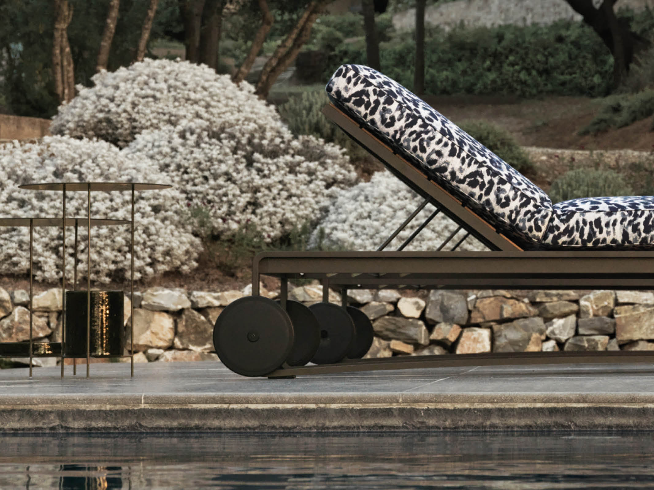Guell Sunlounger - Premium Outdoor Chaise Lounge for Poolside, Beach & Patio Relaxation - Water-Resistant & Durable Sunbathing Chair