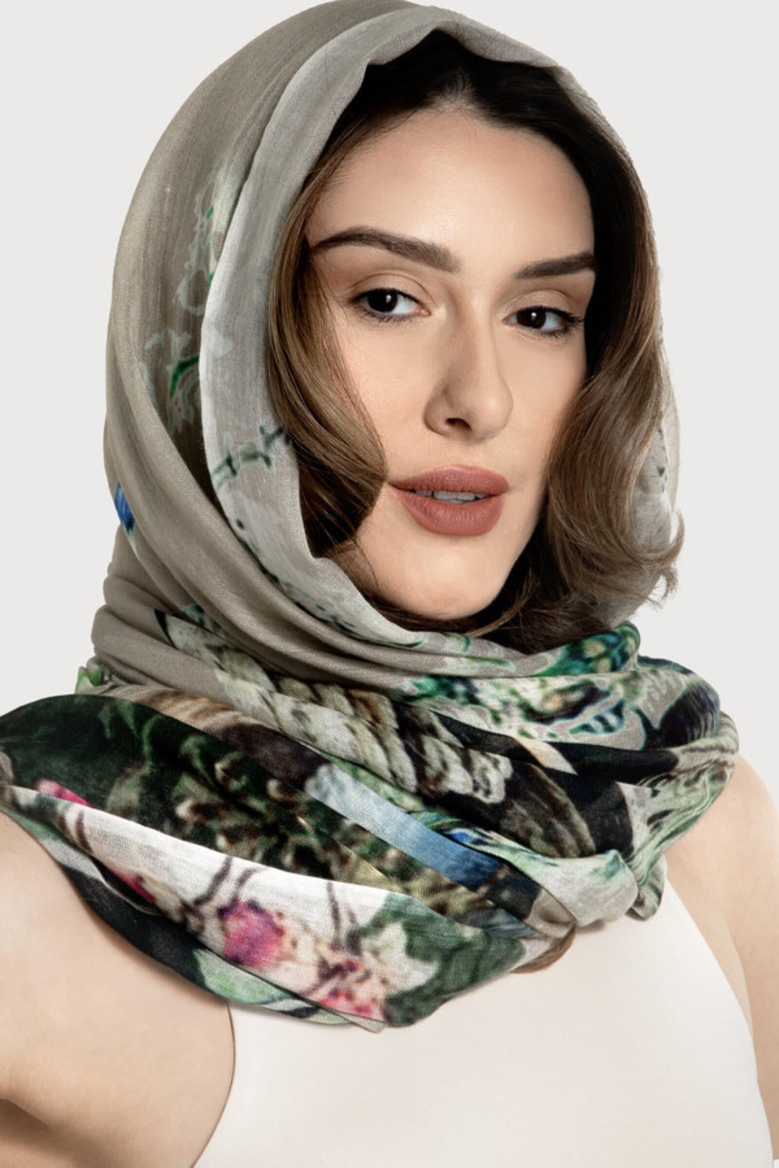 Elegant Peacock Garden Scarf - Lightweight Floral Print Shawl for Women - Perfect for Spring Outfits, Beach Cover-ups, and Evening Events