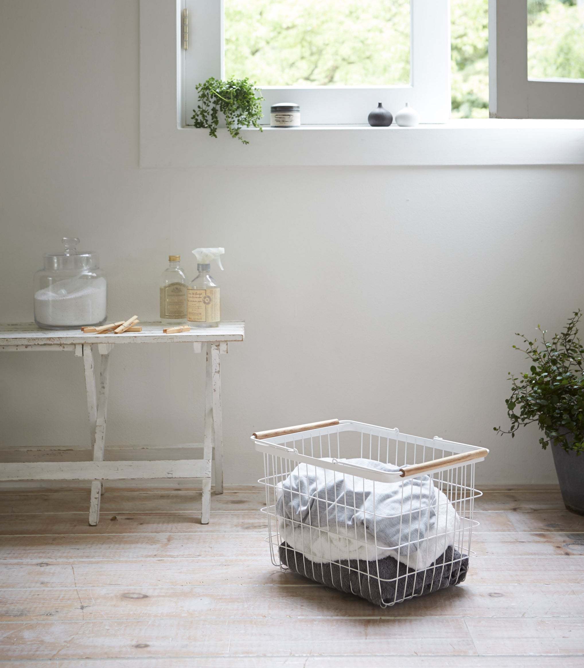 Stainless Steel Wire Basket with Wooden Handles - 2 Sizes for Kitchen, Bathroom & Office Organization - Perfect for Fruit Storage, Shelving & Home Decor