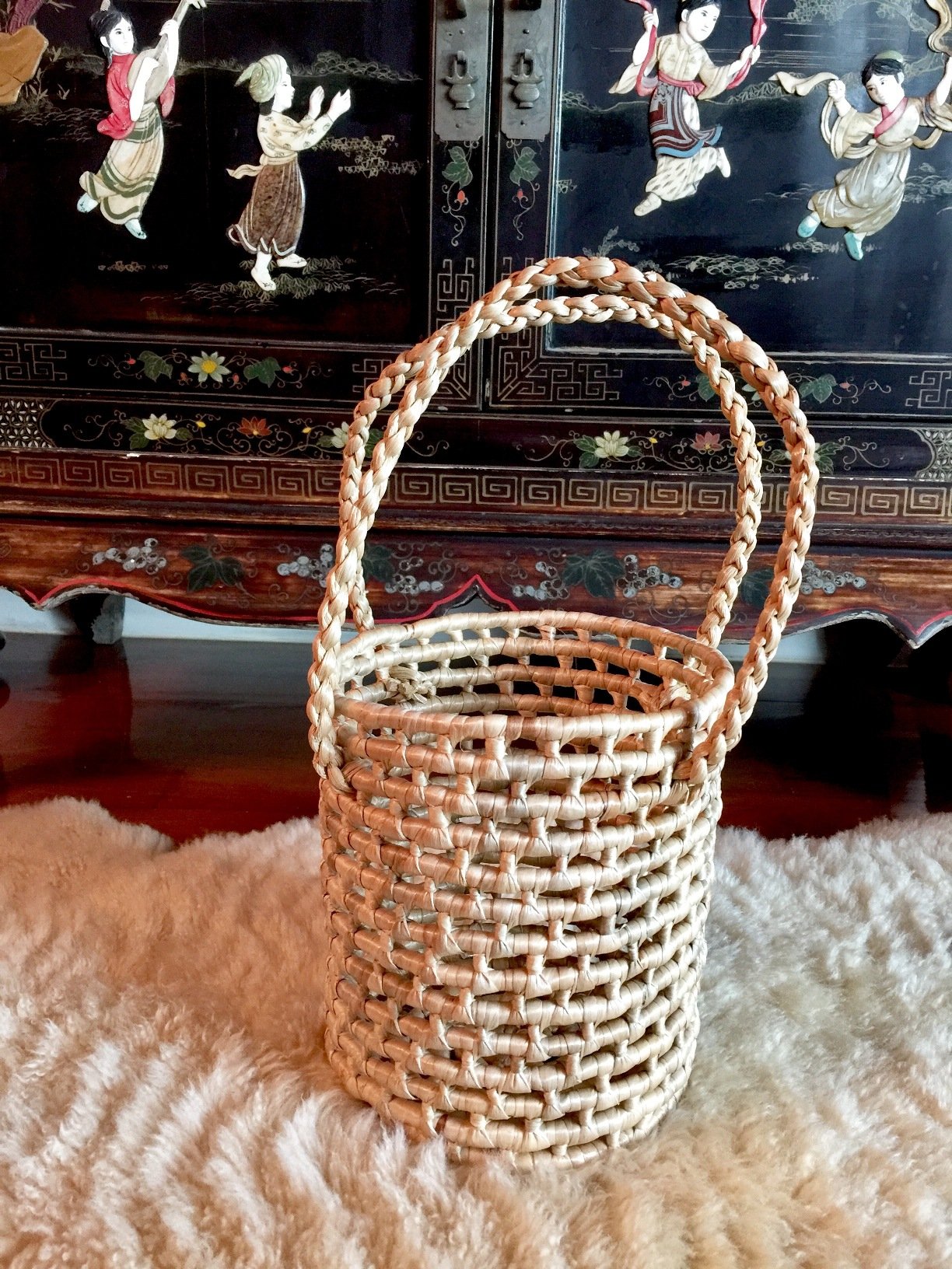 Stylish Round Straw Tote Bag - Eco-Friendly Woven Beach Basket for Women - Perfect for Beach Outings, Picnics, and Summer Shopping