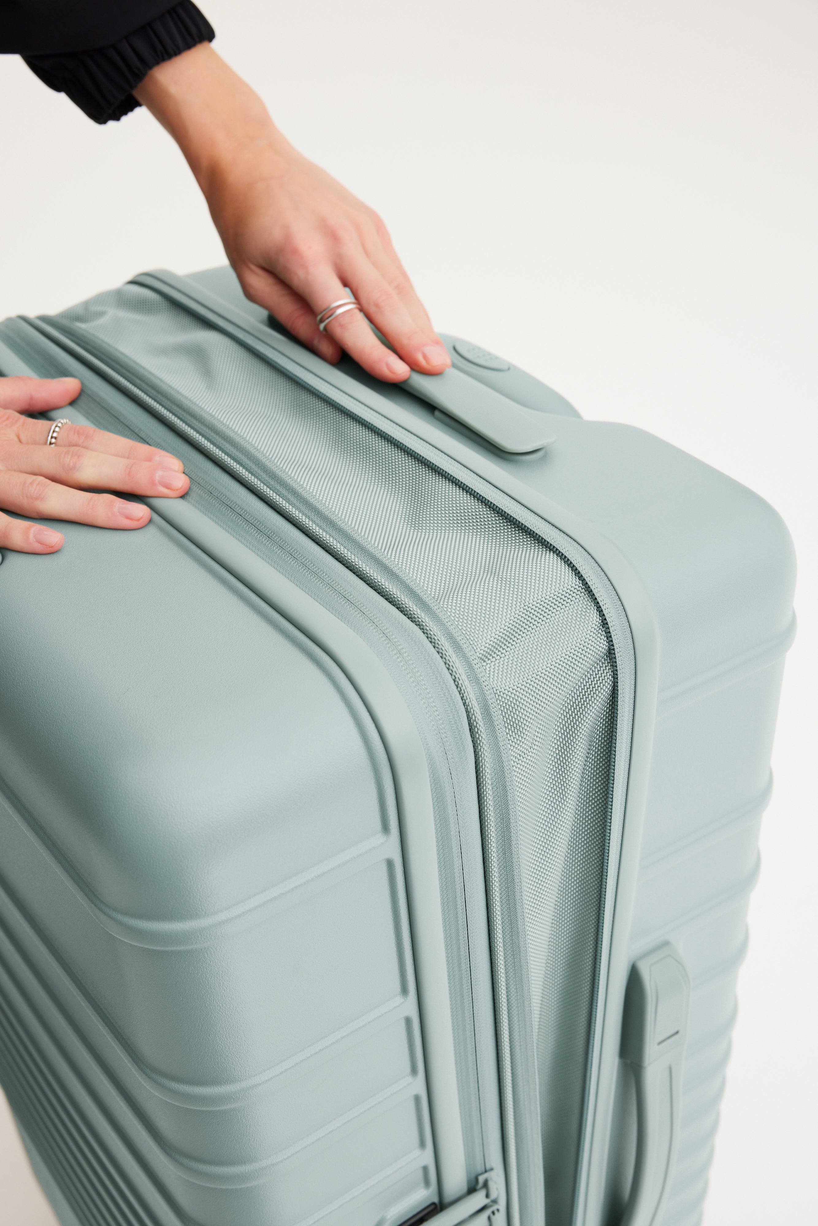 Slate Medium Check-In Roller Luggage - Perfect for Business Travel & Weekend Getaways
