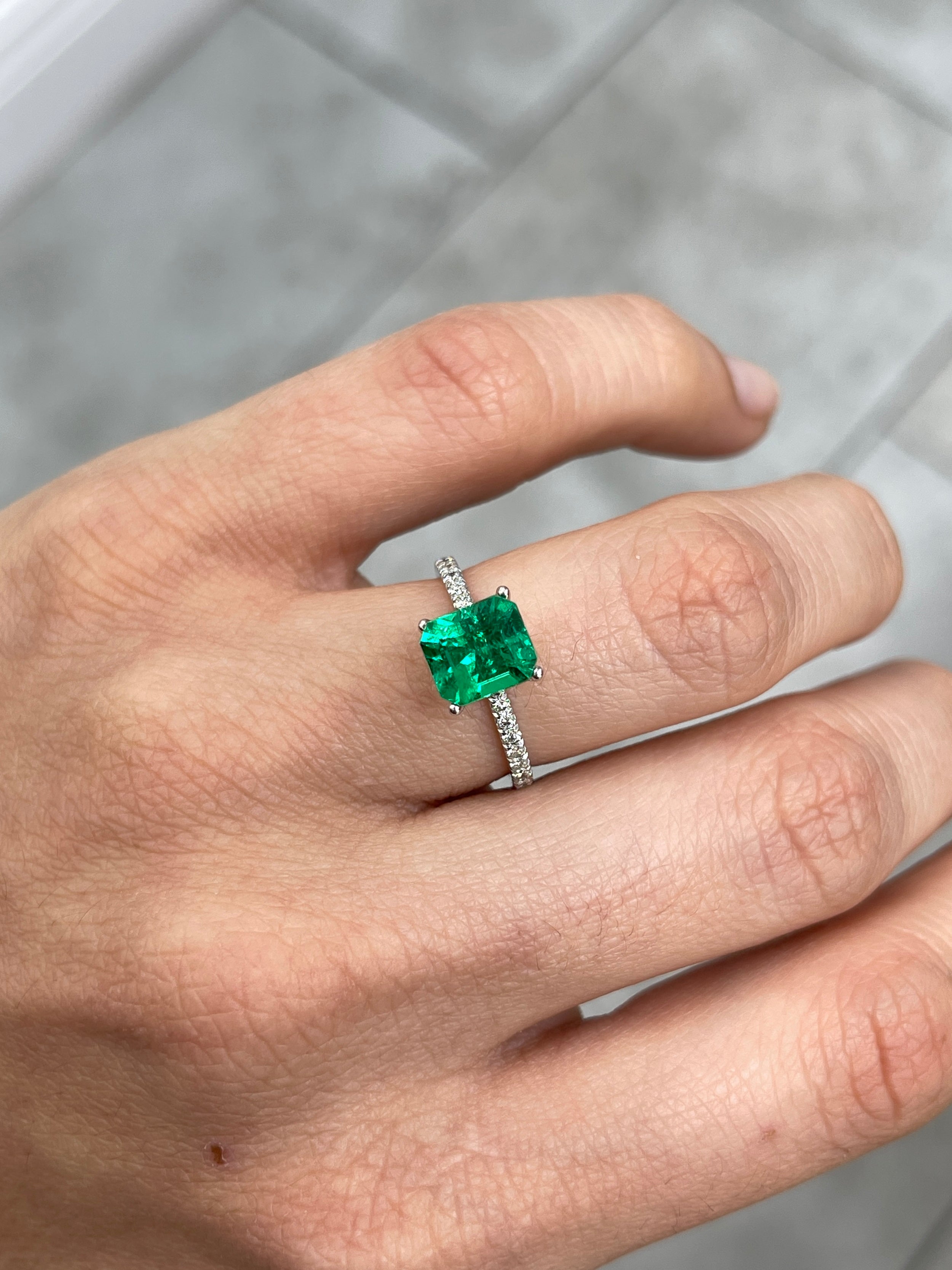1.82 Carat 8x7mm Vivid Yellowish Green Colombian Emerald - Loose Gemstone for Jewelry Making, Engagement Rings & Collector's Items