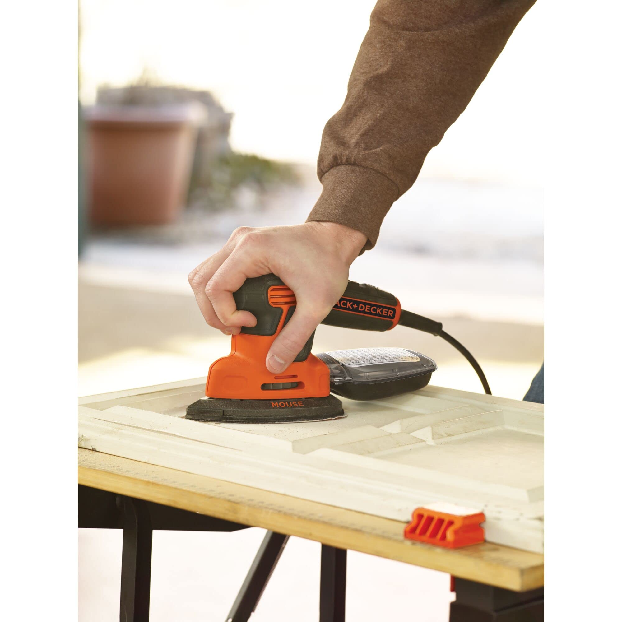 Black + Decker KA2500K-GB Compact Mouse Sander - Lightweight Electric Hand Sander for Woodworking, DIY Projects & Home Renovation - Perfect for Sanding Furniture, Floors & Small Surfaces