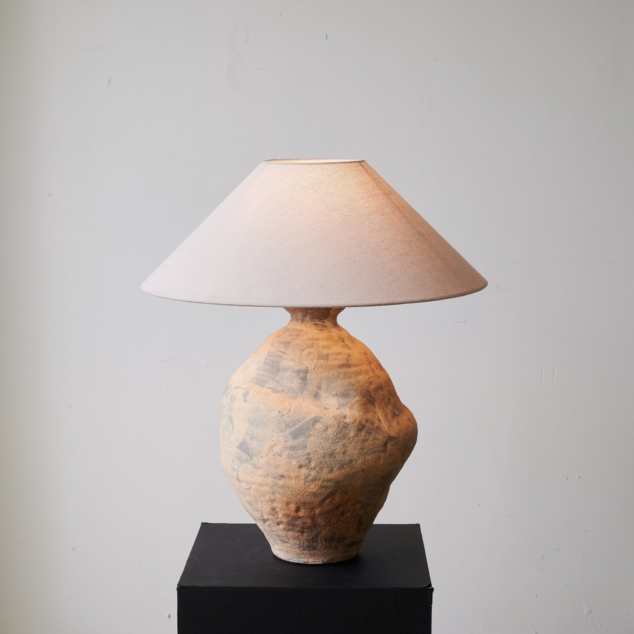Duna Sculpted Clay Table Lamp - Handmade Ceramic Nightstand Light for Bedroom, Living Room, Office - Warm Ambient Lighting Decor