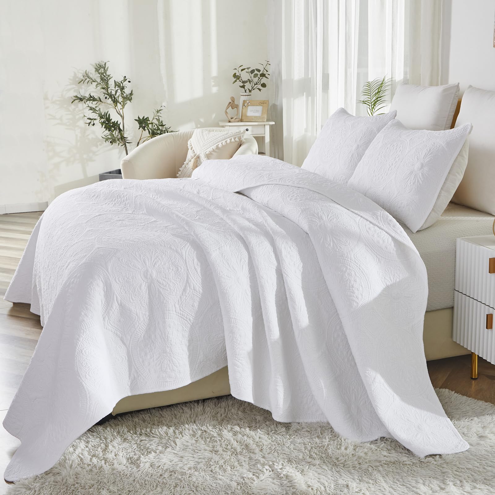 Brandream Luxury White Quilt Bedding Set - Queen Size Bedspread with Elegant Medallion Design, 3-Piece Matelasse Coverlet Set for Master Bedroom, Guest Room & Hotel Decor