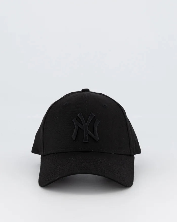 New Era New York Yankees Black on Black 9FORTY Adjustable Snapback Hat - Official MLB Baseball Cap for Men & Women - Perfect for Games, Streetwear & Casual Outfits