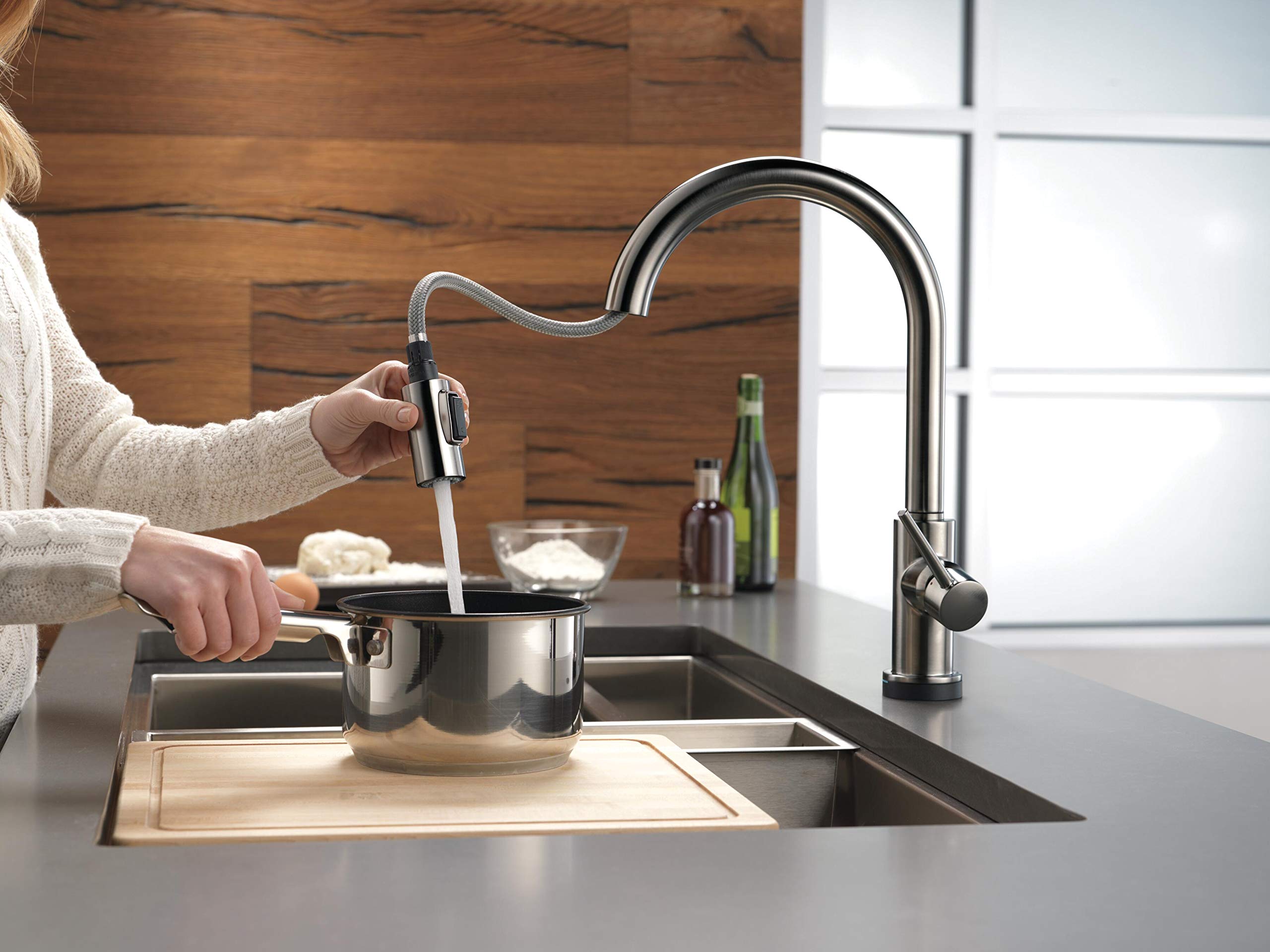 DELTA Trinsic Single-Handle Touch Kitchen Faucet with Pull Down Sprayer - Black Stainless Steel, Touch2O Technology, Magnetic Docking Spray Head & Built-In Soap Dispenser | Perfect for Modern Kitchens, Food Prep & Dishwashing