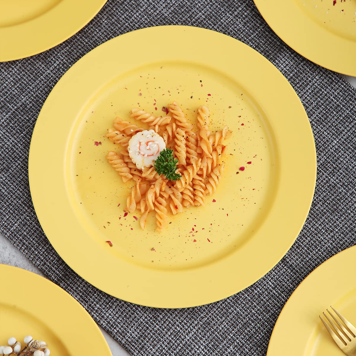 Kyraton 10 Inch Large Plastic Plates Set of 8 - Unbreakable, Dishwasher & Microwave Safe, BPA-Free, Lightweight Dinner Plates in Gold Yellow - Perfect for Parties, Picnics, Camping & Everyday Use