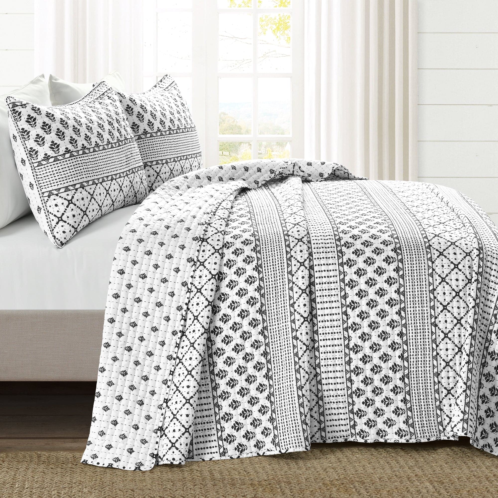 Monique Stripe 3-Piece Quilt Set - Queen Size Bedding with Matching Pillow Shams - Soft & Cozy Quilt Cover for All Seasons - Perfect for Master Bedroom, Guest Room & Dorm Decor
