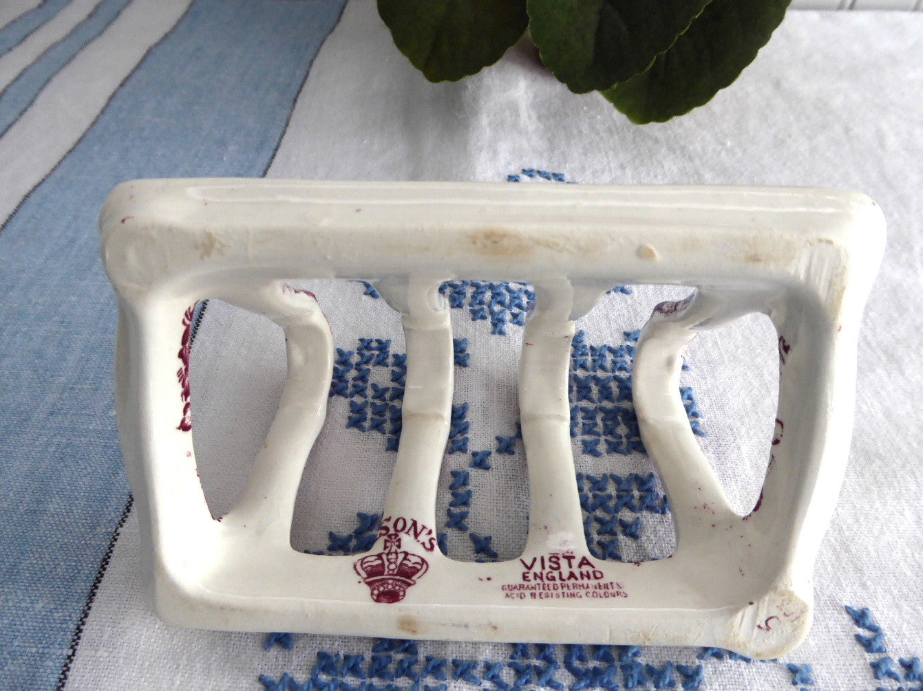 Vintage 1950s Mason's Vista Red Transferware Toast Rack - Elegant Toast Holder for Tea Parties, Letters Design, Ironstone Material | Perfect for English Breakfast, Afternoon Tea & Vintage Tableware Collections
