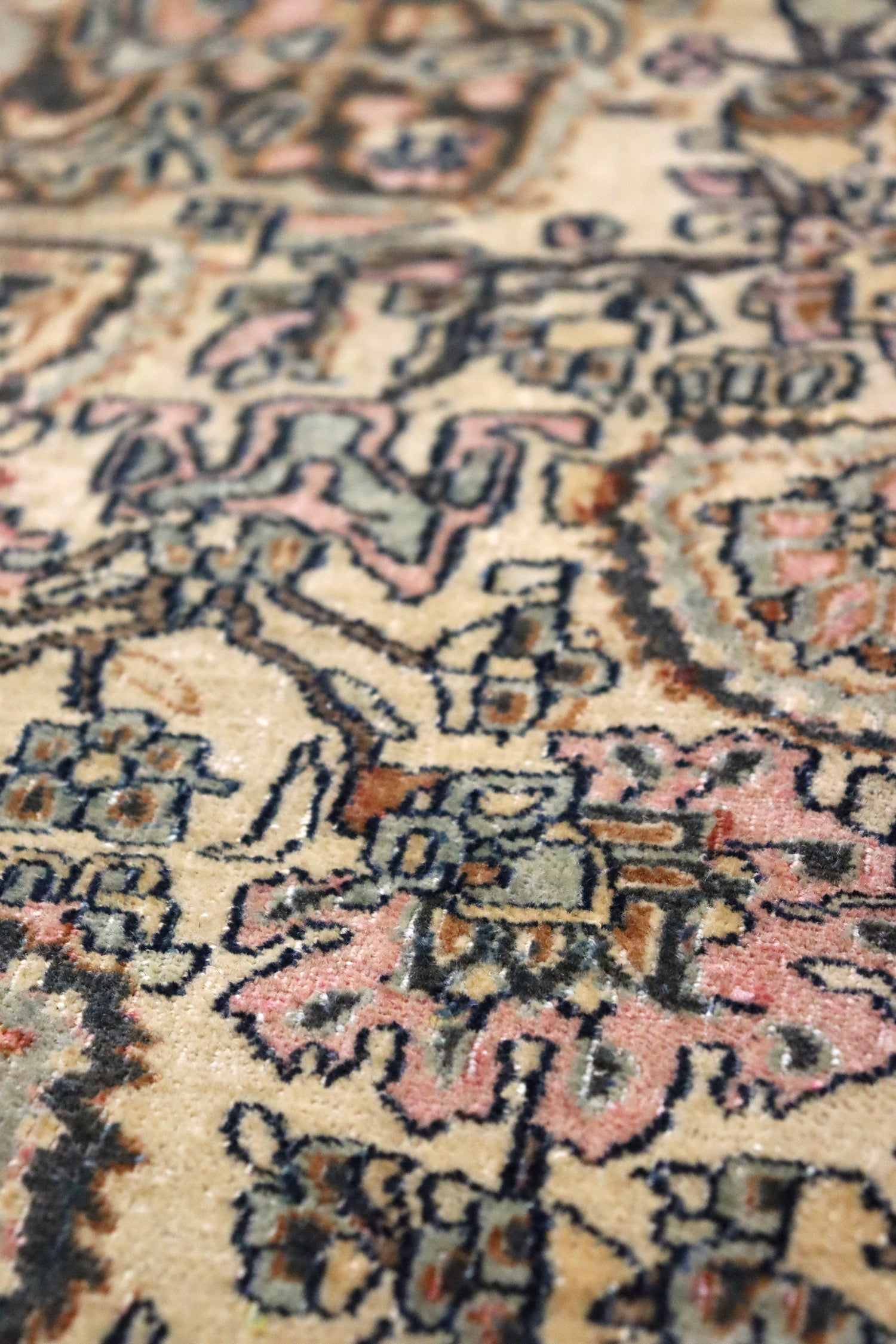 Antique Isphahan Handwoven Traditional Persian Rug - J65769 - Perfect for Living Room, Bedroom & Home Decor