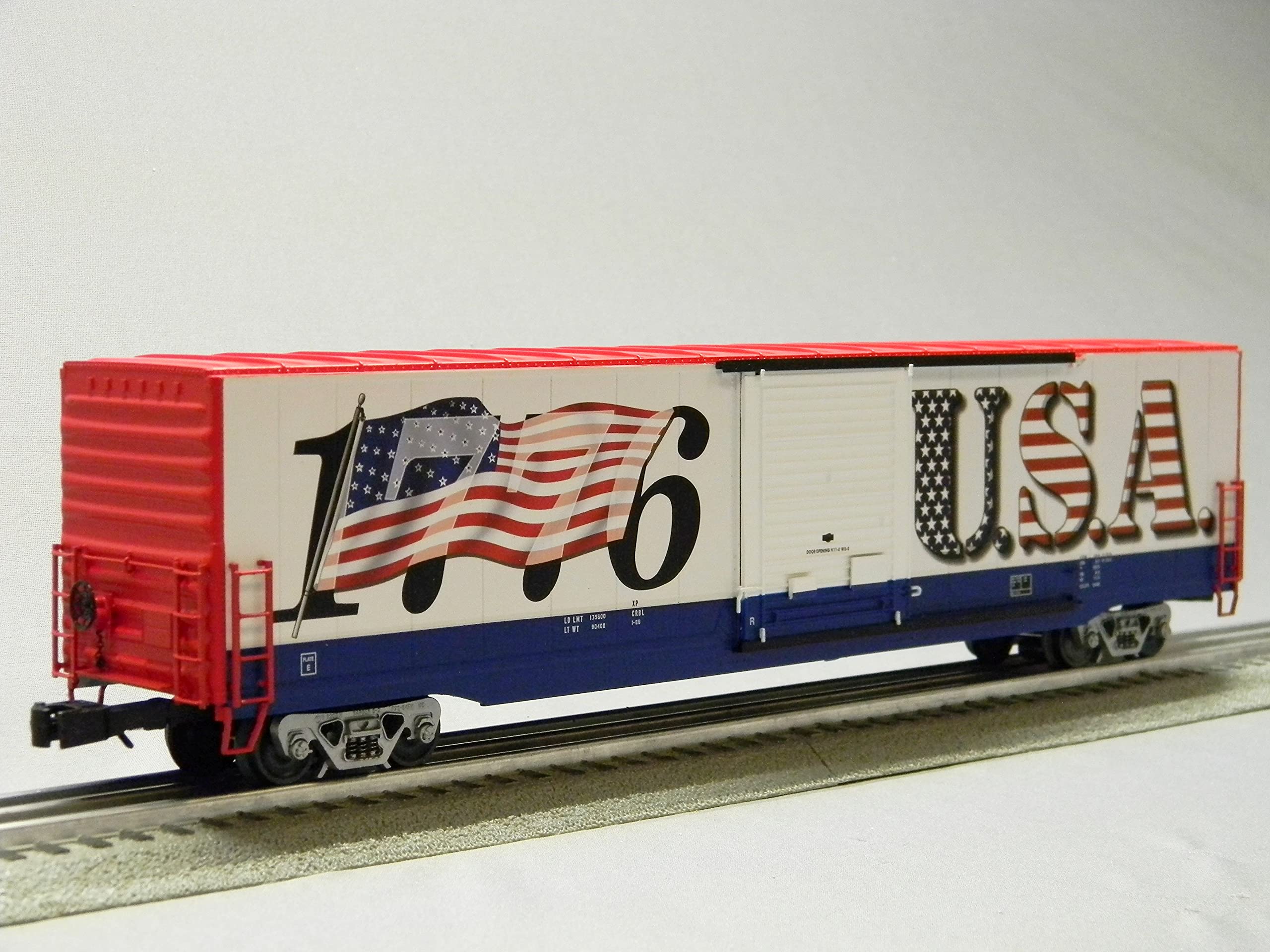 Lionel I Love USA LED Flag 60' BOXCAR - American Patriotic Model Train Car with LED Lights for Holiday Decorations & Railroad Displays