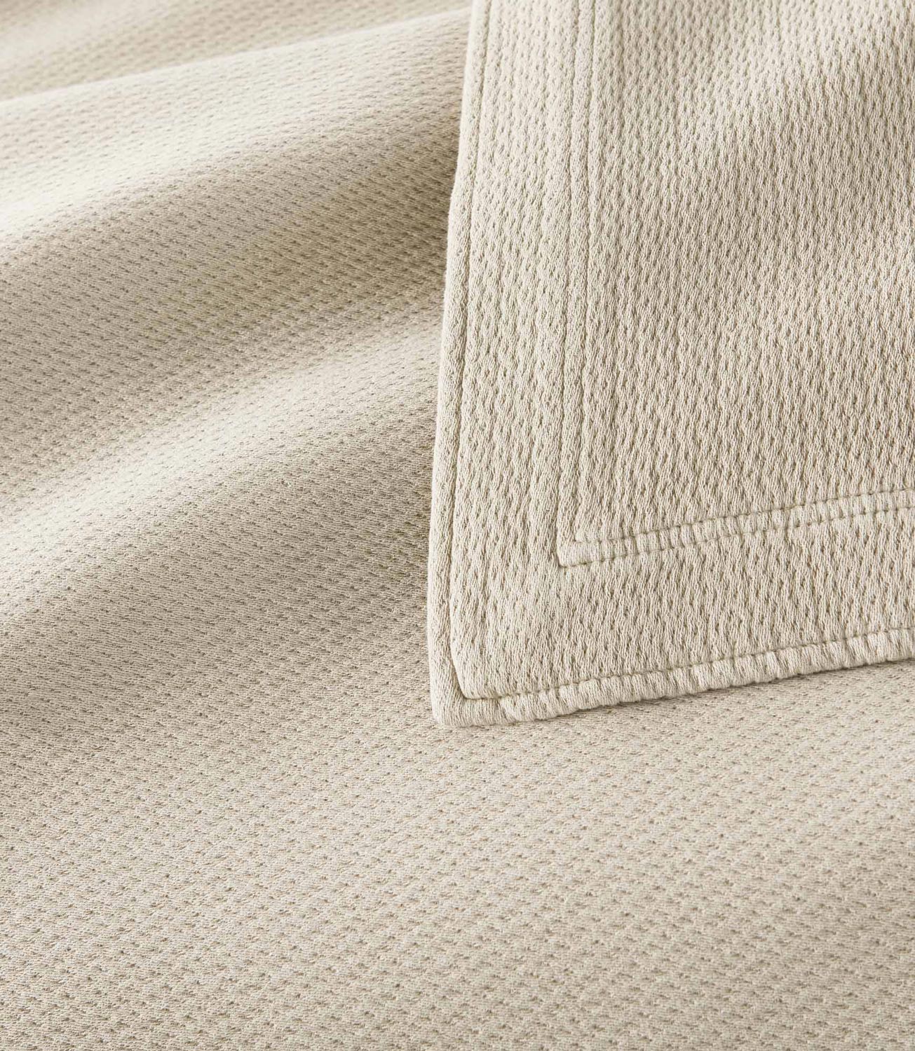Luxury Angie Matelassé Coverlet - Soft Quilted Bedspread for Queen/King Size - Elegant Home Decor for Bedroom & Guest Room - Perfect for All Seasons