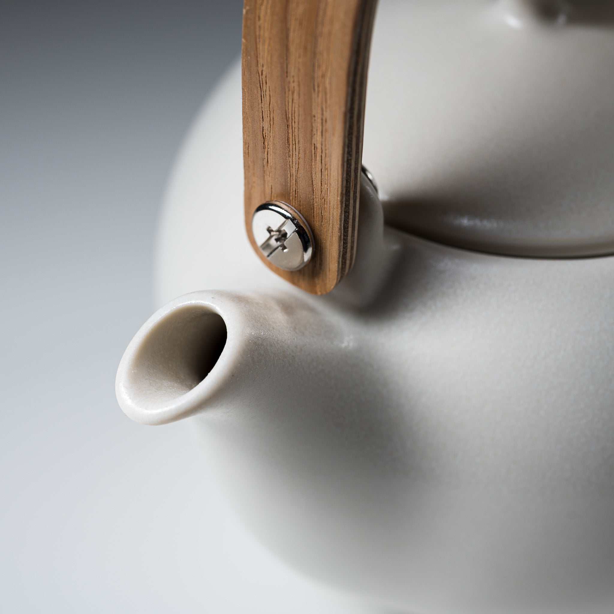 Yui Japanese Wooden Handle Teapot 600ml - White Ceramic Teapot for Green Tea, Herbal Tea & Matcha | Perfect for Tea Ceremonies, Home Use & Gifts