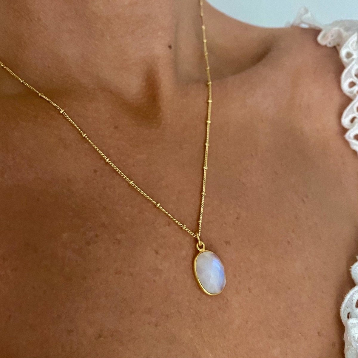 Laihas Iridescent Gold Moonstone Necklace for Women - Elegant Moonstone Jewelry Gift for Birthday, Anniversary & Special Occasions