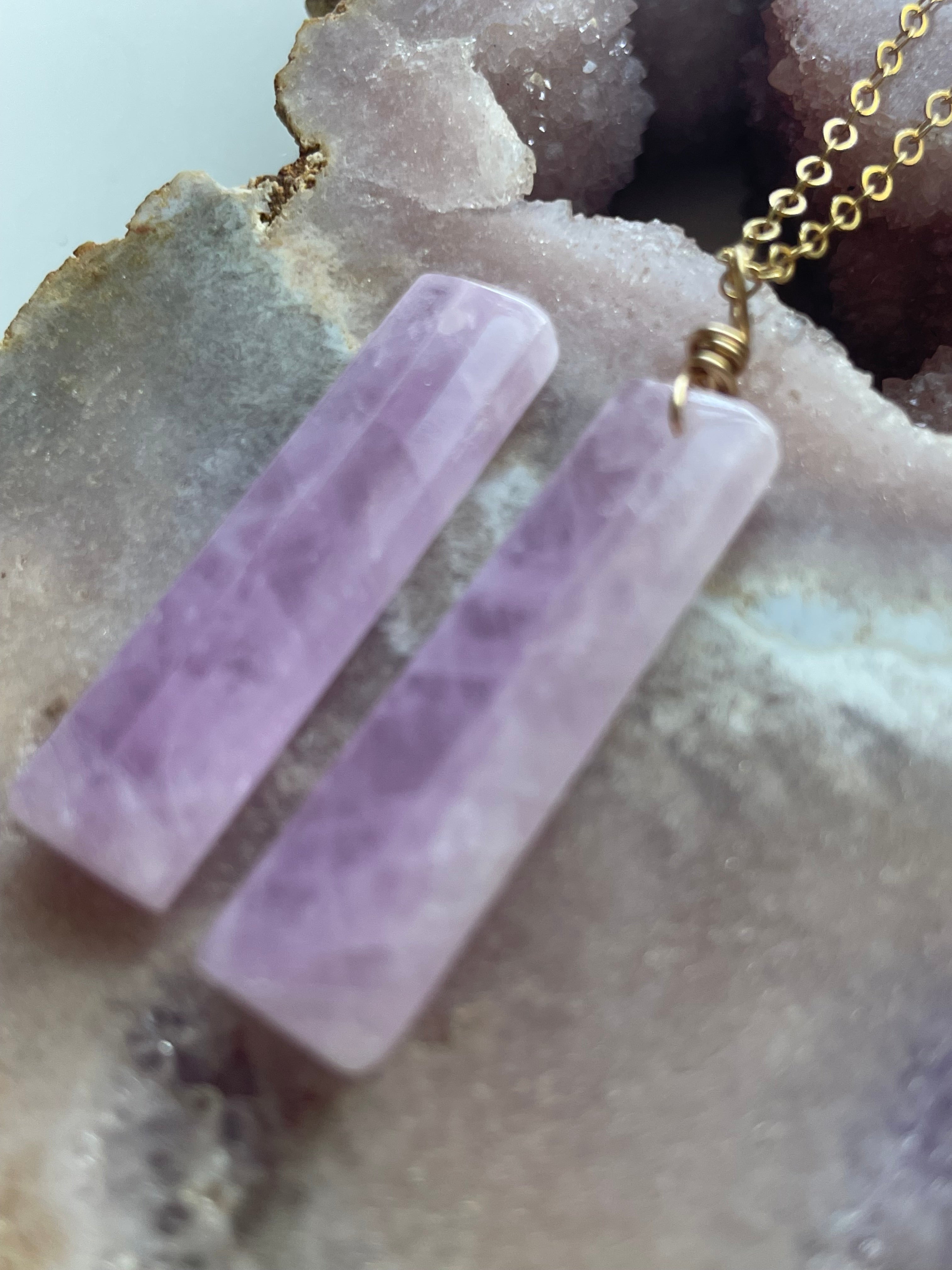 Natural Kunzite Crystal Pendant Necklace - 14K Gold Filled Jewelry for Women - Perfect for Healing, Meditation & Spiritual Gifts