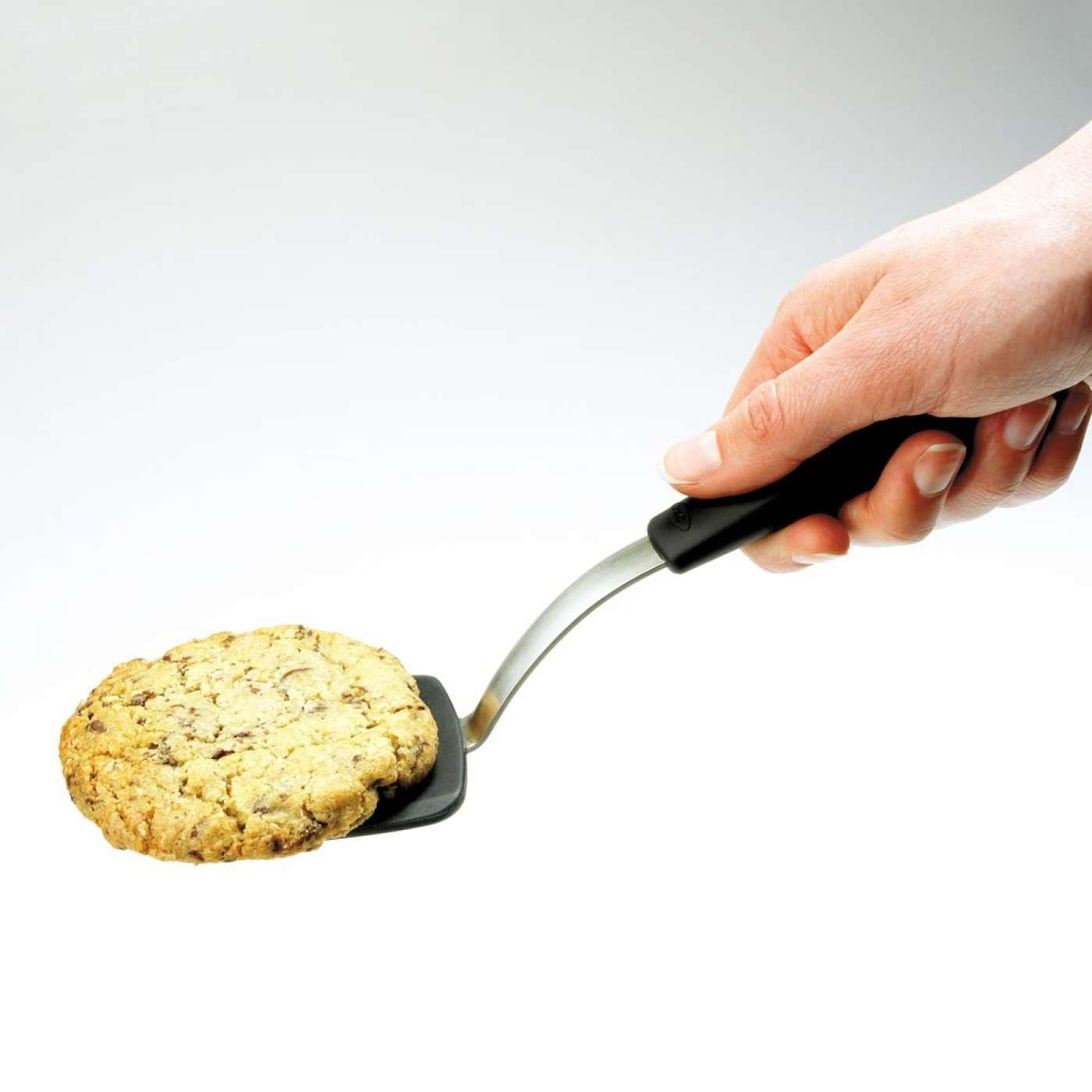 OXO Silicone Cookie Spatula - Heat-Resistant Baking Turner for Cookies, Brownies & Cakes - Perfect for Non-Stick Baking, Serving & Decorating Desserts