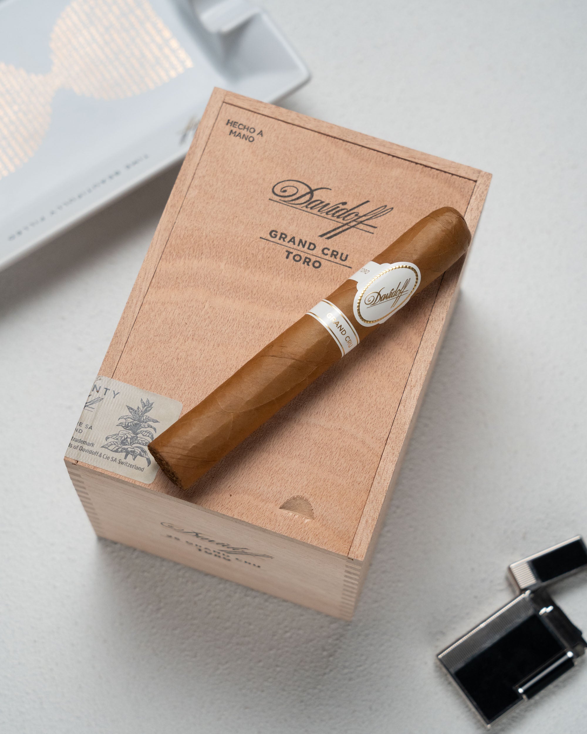 Davidoff Grand Cru Toro Cigars - Premium Handmade Dominican Cigars for Special Occasions & Relaxation | Luxury Cigar Gift for Men, Business Events & Celebrations