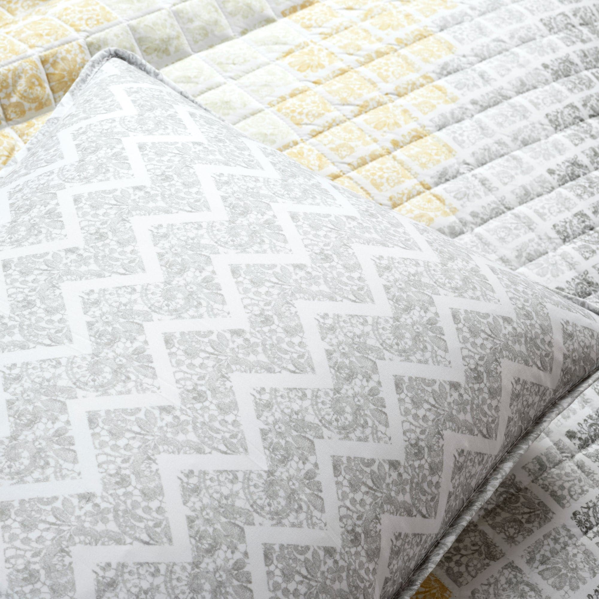 Medallion Ombre Reversible Quilt 3-Piece Bedding Set - King/Queen Size Comforter with Pillow Shams - Luxury Bedroom Decor for Modern Homes