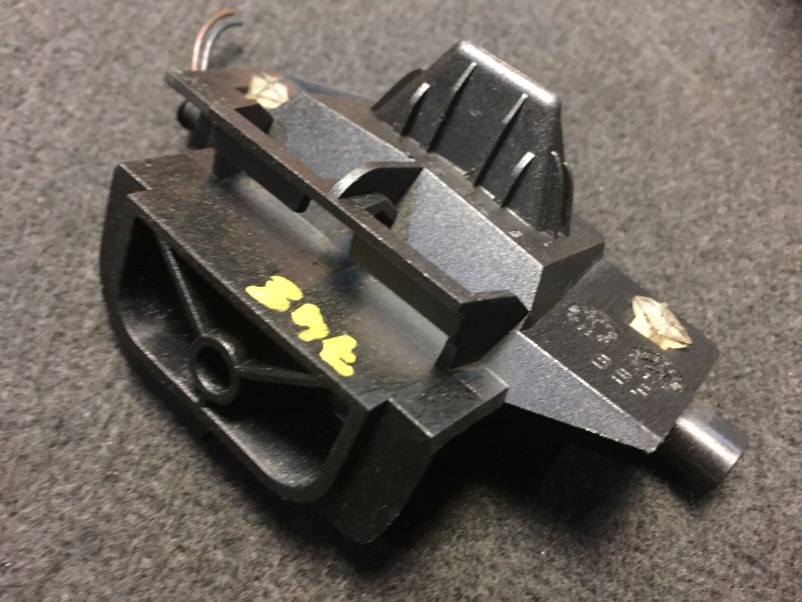 02 03 04 05 BMW E65 E66 Micro Air Housing Mount Bracket Holder 6901647 OEM - Perfect for BMW 7 Series Engine Air Intake System Replacement & Performance Upgrade
