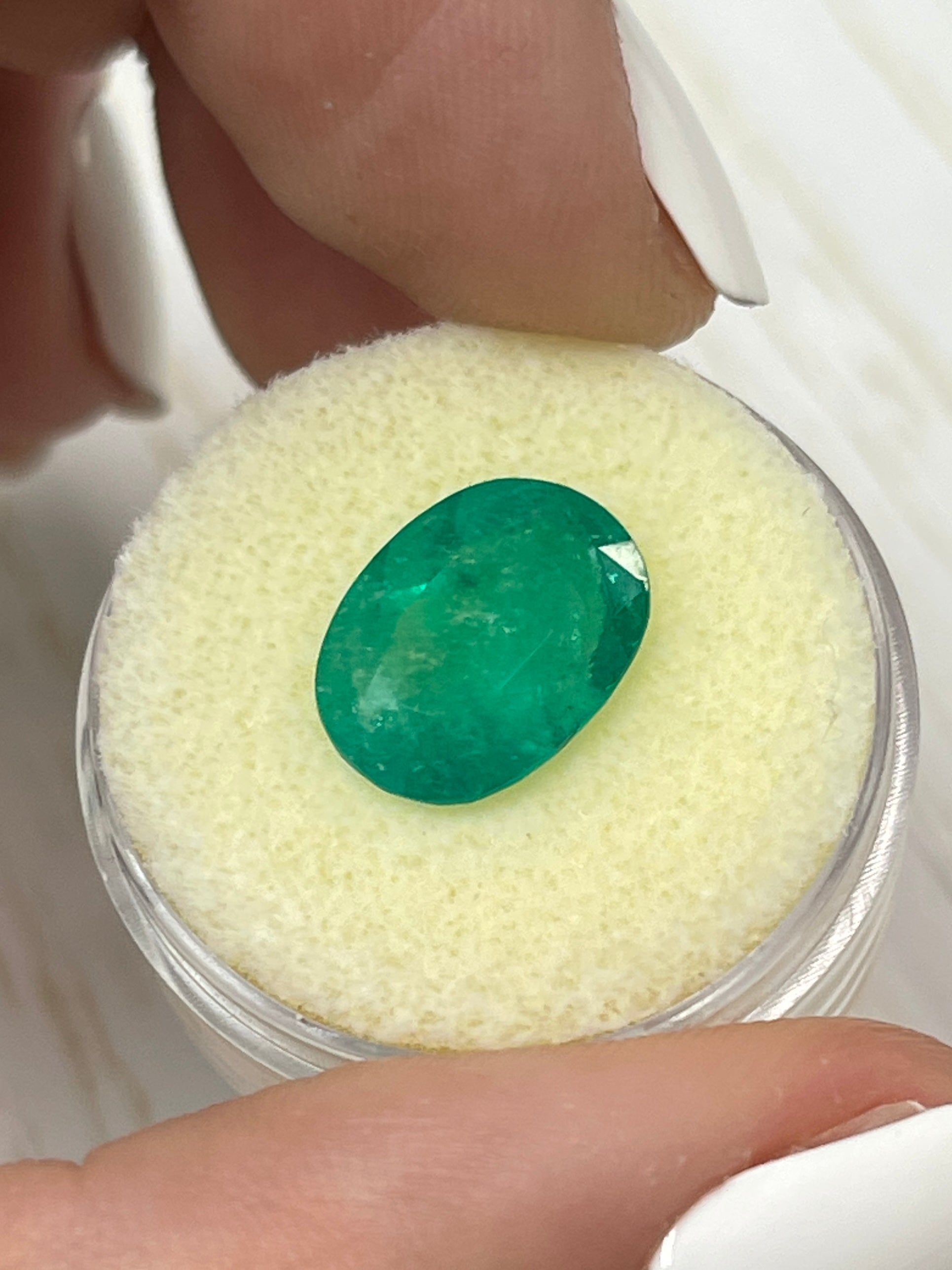 4.31 Carat Natural Colombian Emerald - Deep Medium Green Oval Cut Loose Gemstone for Jewelry Making, Engagement Rings & Luxury Gifts