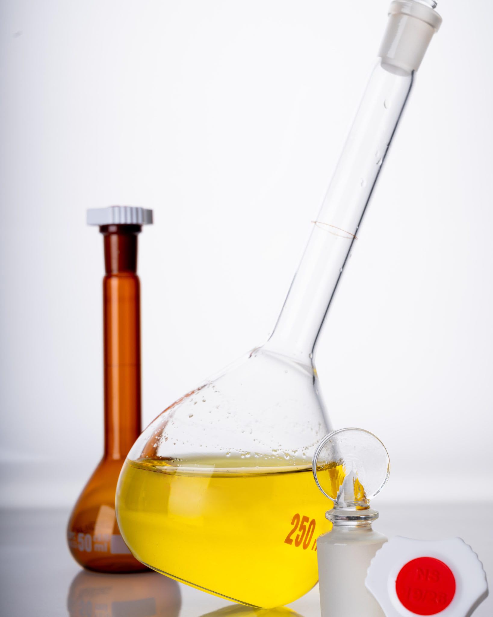 LABART 250ml Borosilicate Glass Volumetric Flask with Glass Stopper - Set of 2 for Chemistry Lab Experiments, Precise Liquid Measurements, Science Class & Research Use