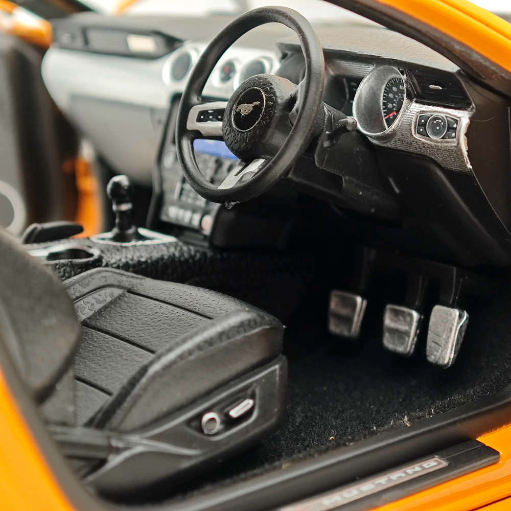 1/18 Scale Diecast Ford Mustang GT 2019 Orange Fury RHD Model Car - Collectible Miniature Replica for Car Enthusiasts & Hobbyists - Perfect for Display, Gifts, and Racing-Themed Decor