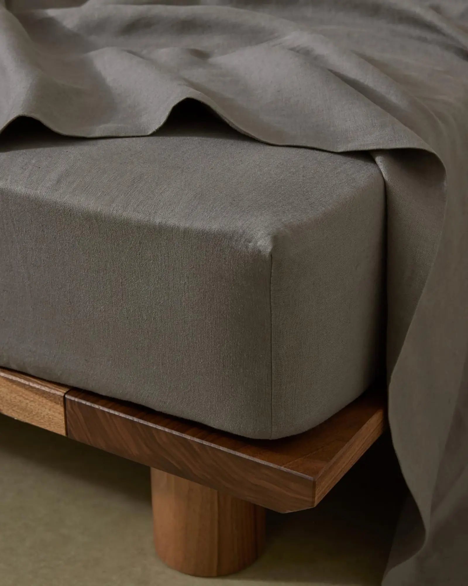 Premium Ravello Fitted Sheet - Charcoal Gray Queen Size - Soft & Wrinkle-Resistant - Perfect for Guest Rooms, Dorms & Airbnb Rentals