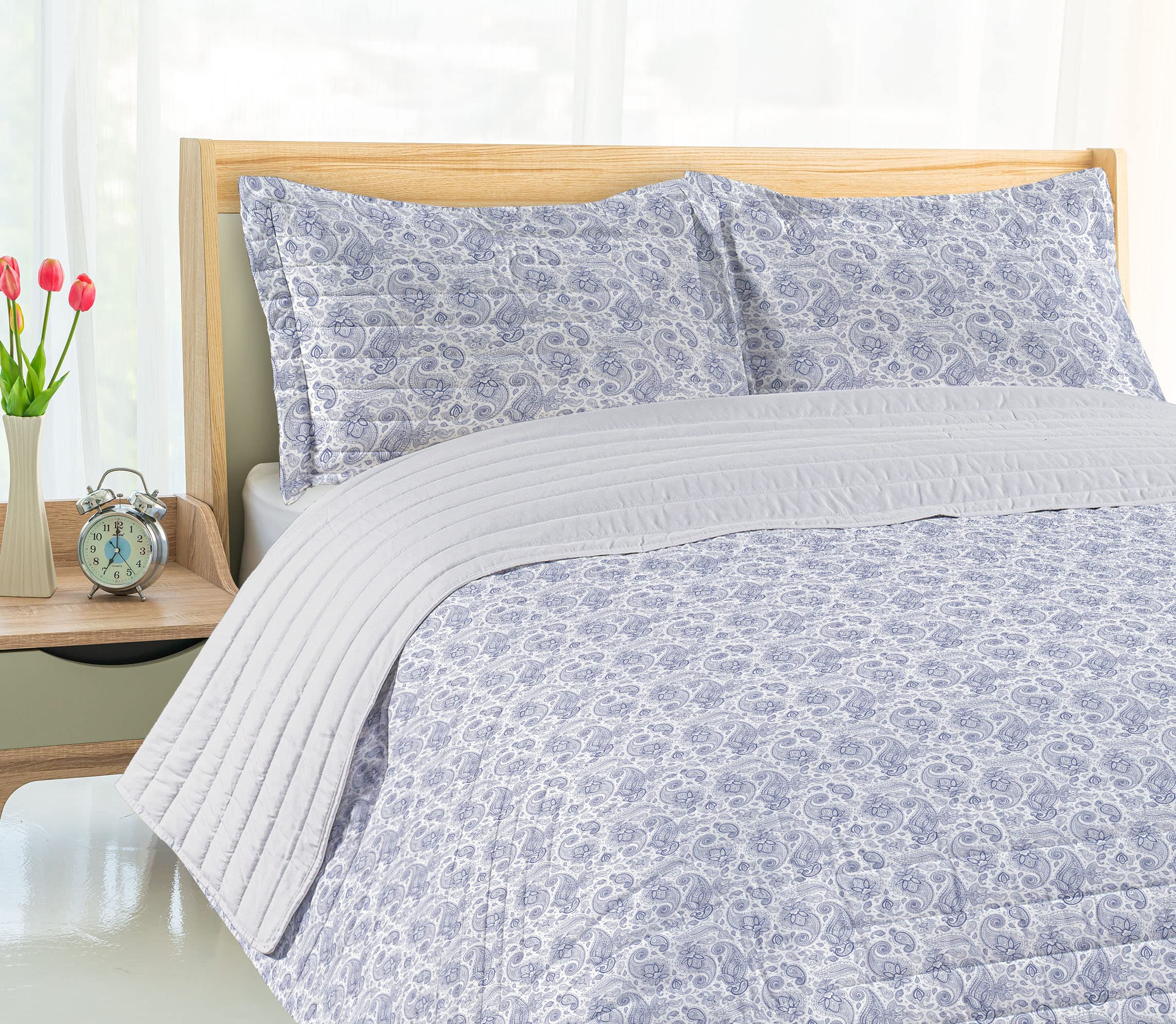 Ambesonne Paisley Microfiber Bedspread Set - Abstract Hand-Drawn Floral Pattern with Leaves & Buds | Soft King Size Bedding Set with Pillow Shams & Comforter in Black & White | Perfect for Modern Bedroom Decor & Guest Room Styling