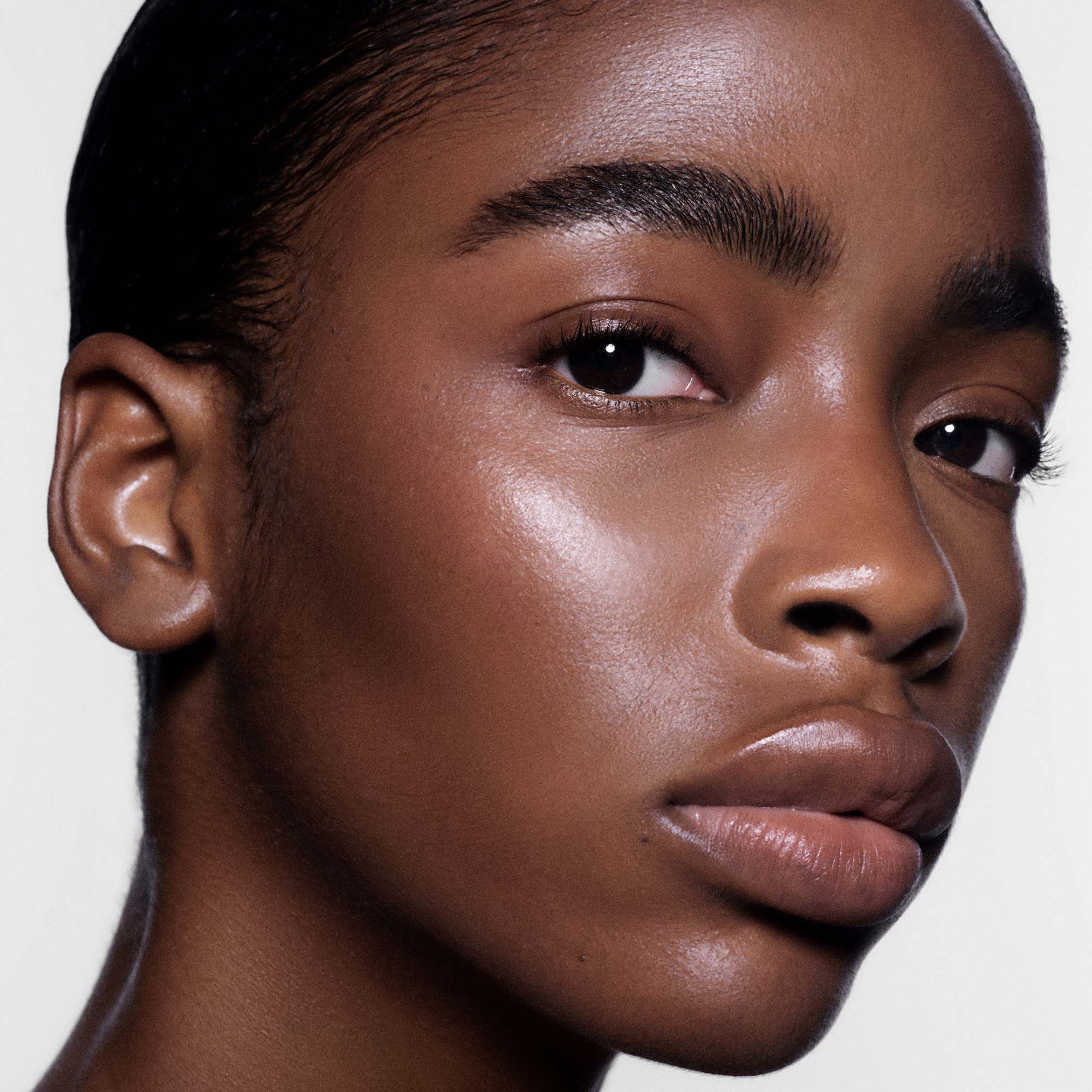Victoria Beckham Beauty Feather Fix Brow Gel - Natural Looking Eyebrow Styler for Defined Brows - Perfect for Everyday Wear & Special Occasions