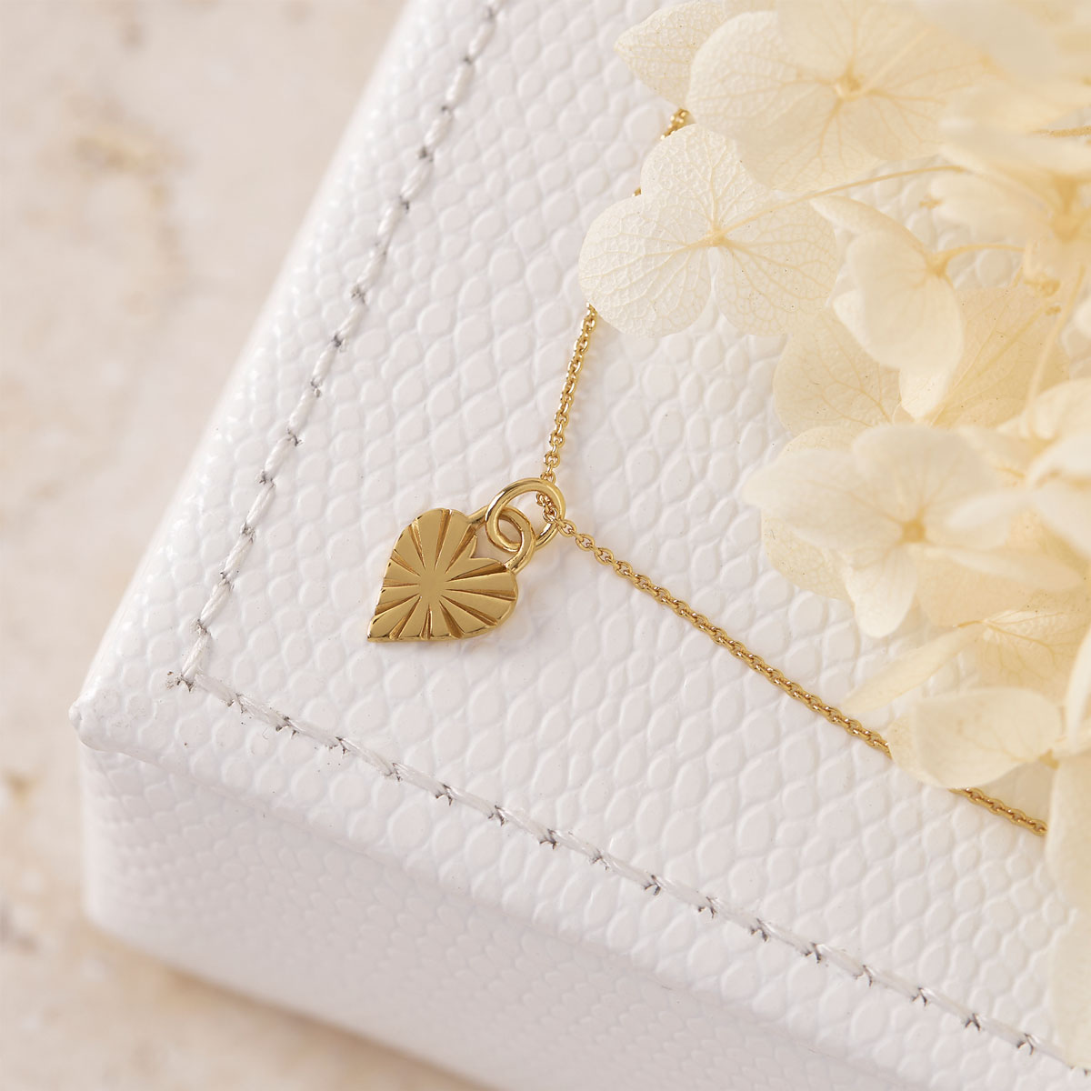 Sweetheart Necklace Gold - Elegant 14K Gold Heart Pendant for Women, Perfect Gift for Valentine's Day, Anniversary & Romantic Occasions