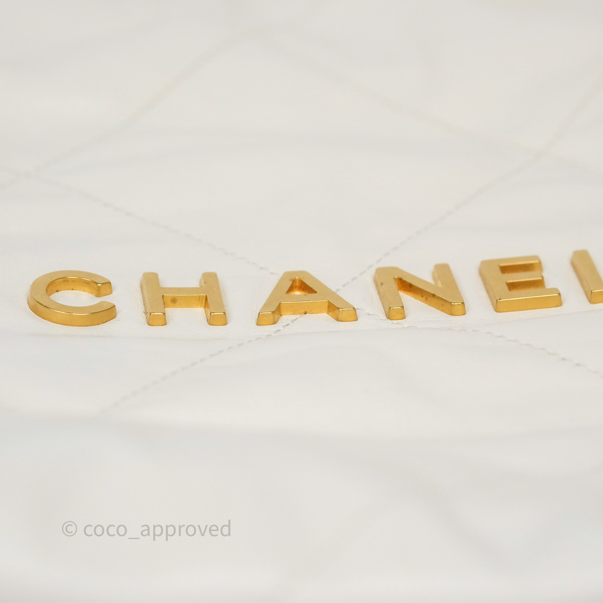 Chanel 22 Medium Handbag in White Shiny Crumpled Calfskin with Aged Gold Hardware - Luxury Shoulder Bag for Women, Perfect for Date Night & Special Occasions