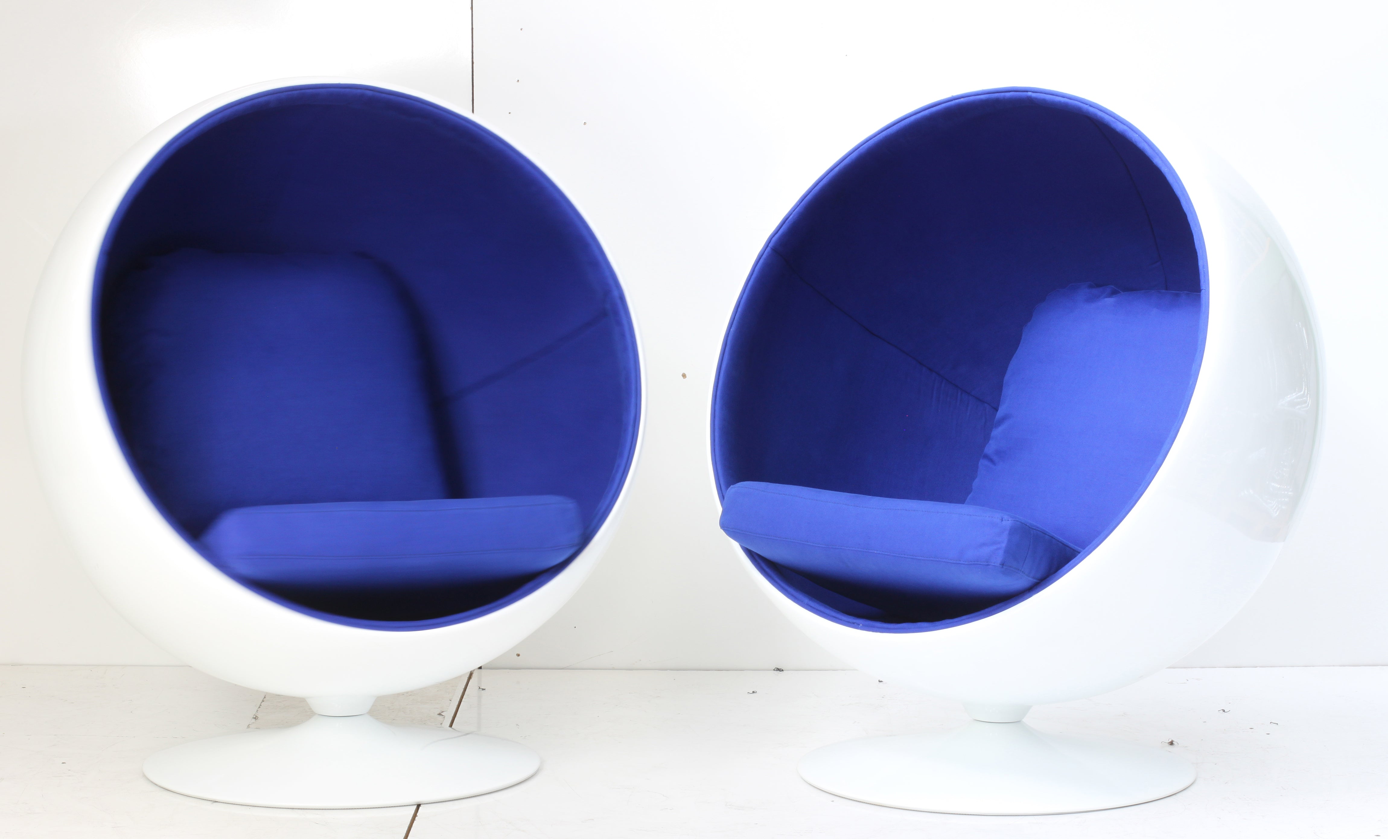Original Eero Aarnio Ball Chair - Modern Egg-Shaped Lounge Chair with Swivel Base - Perfect for Living Room, Office or Reading Nook - Mid-Century Inspired Design Furniture for Home Decor