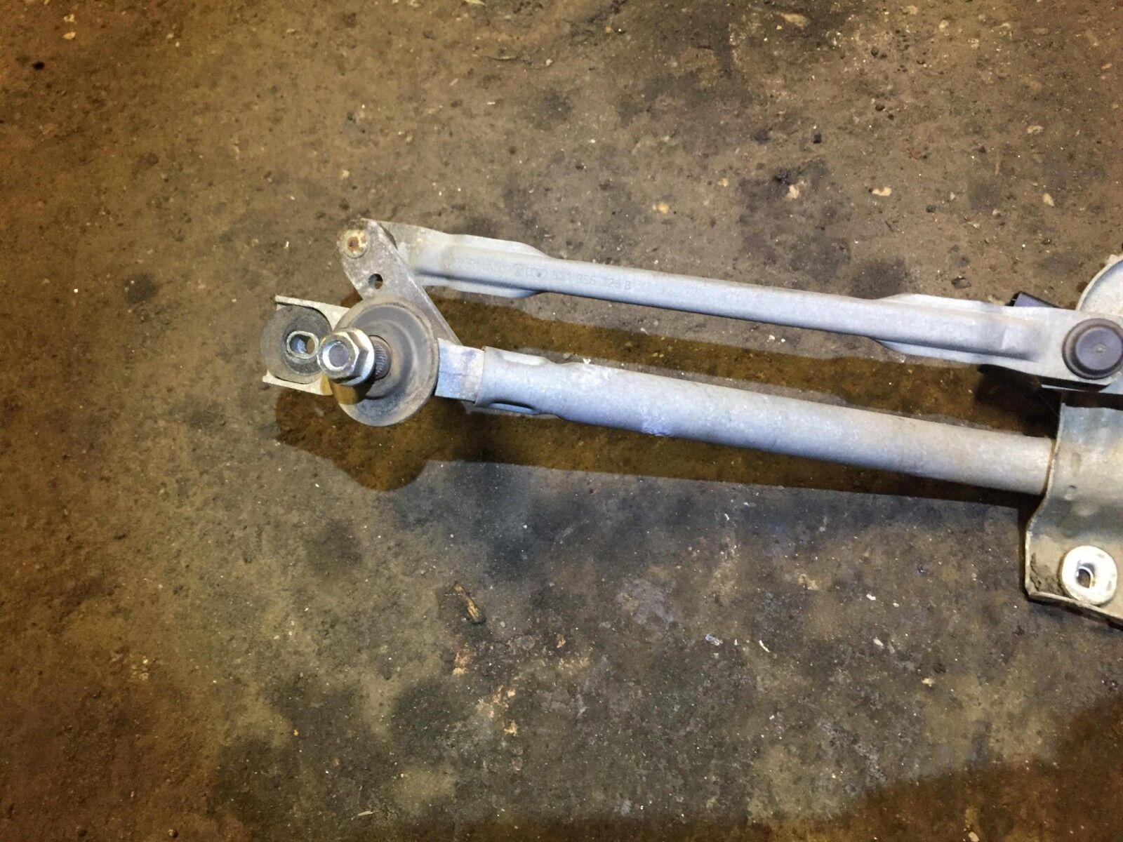 02 03 04 05 Volkswagen Passat Wiper Motor Transmission OEM D23 - Replacement Windshield Wiper Linkage for Smooth Rain Cleaning - Perfect for Highway Driving and Heavy Storms