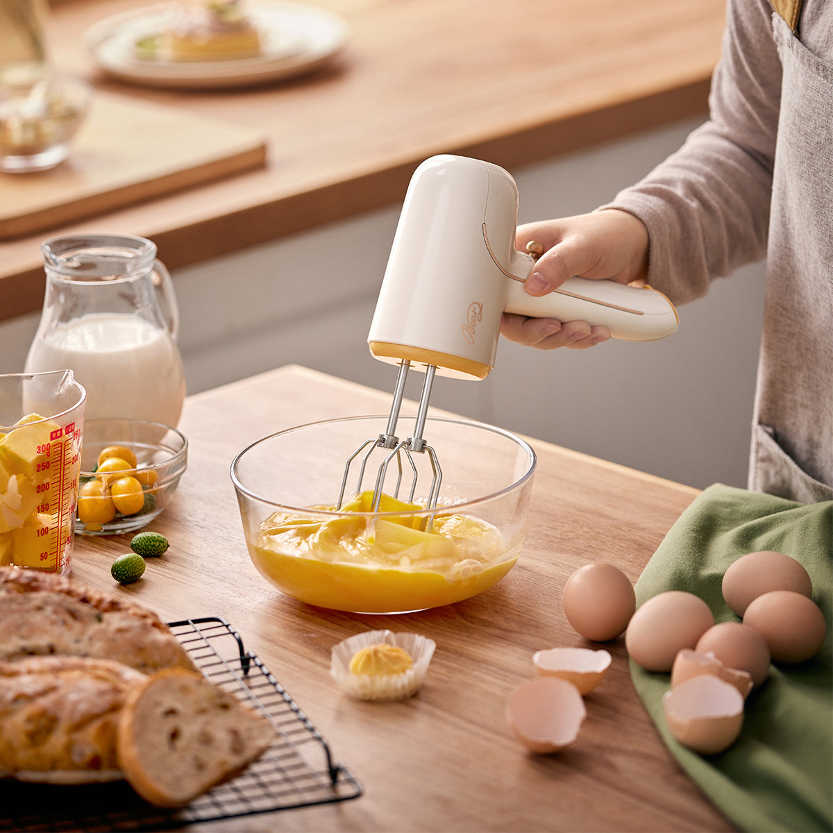 Bear WEM 121CW Electric Hand Mixer - 5 Speed Wireless Handheld Beater with Stainless Steel Whisks for Baking, Cooking & Whipping - Perfect for Cakes, Cookies, Cream & Egg Whites