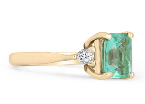 1.09 Carat 14K Gold 3 Stone Engagement Ring with Lab-Grown Diamonds & Natural Colombian Emerald - Classic Asscher Cut for Women - Perfect for Proposals, Anniversaries, and Special Occasions