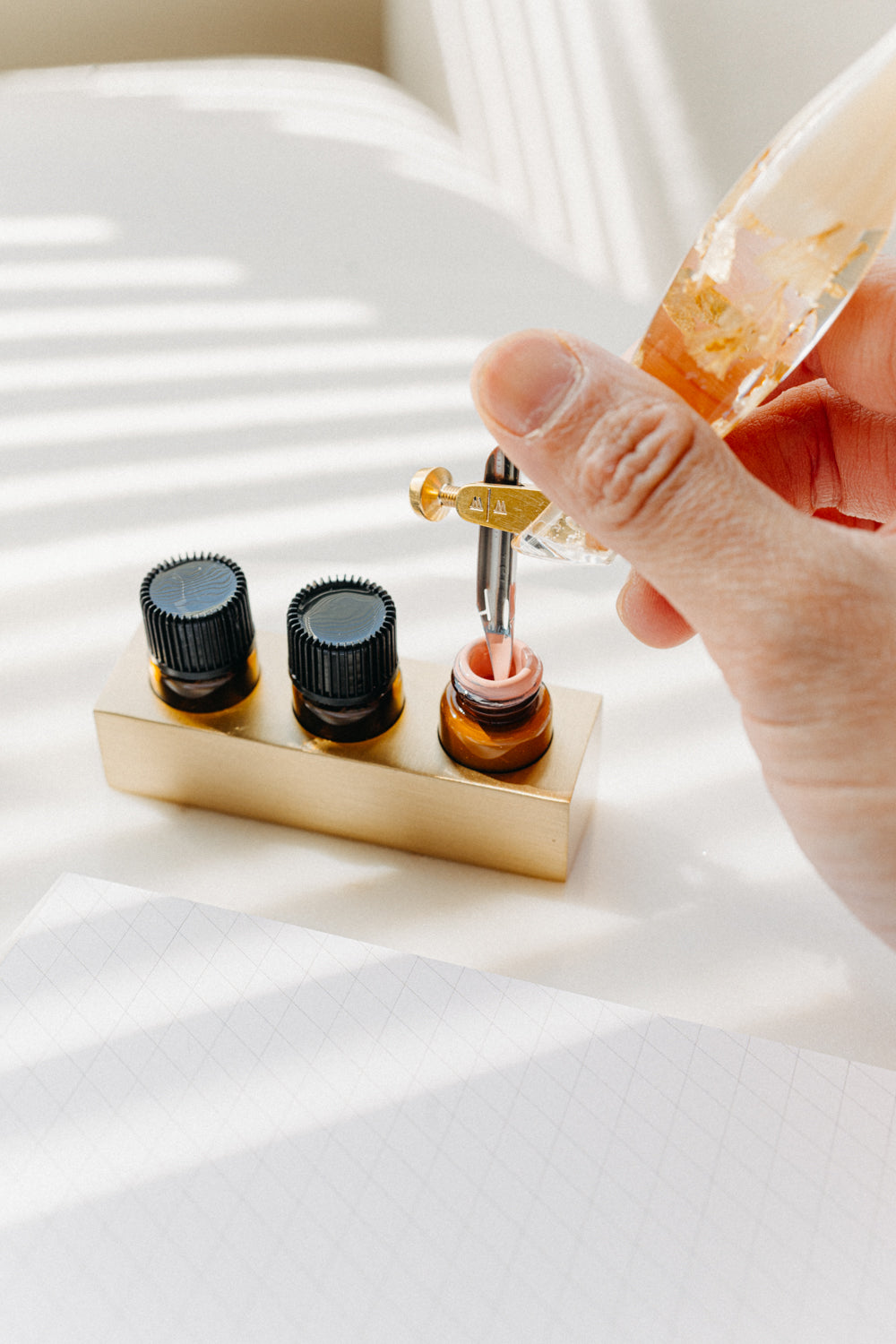Mini Tilted Inkwell - Portable Calligraphy Ink Bottle for Dip Pens, Perfect for Hand Lettering, Drawing & Art Projects - Ideal for Artists, Writers & Craft Enthusiasts