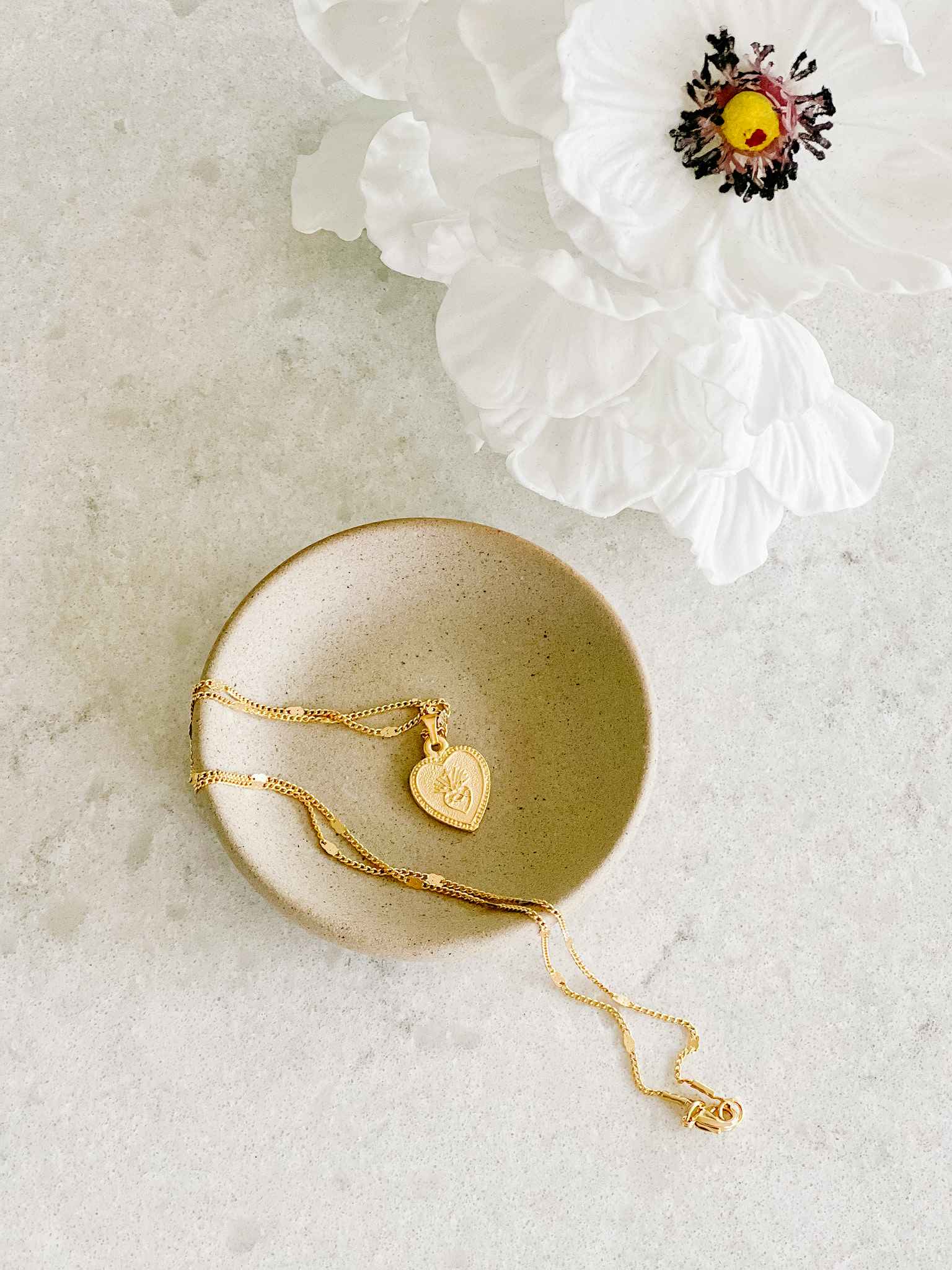 Sacred Heart Necklace for Women - Elegant Heart Shaped Pendant with 18K Gold Plating - Perfect Gift for Valentine's Day, Anniversary & Religious Occasions