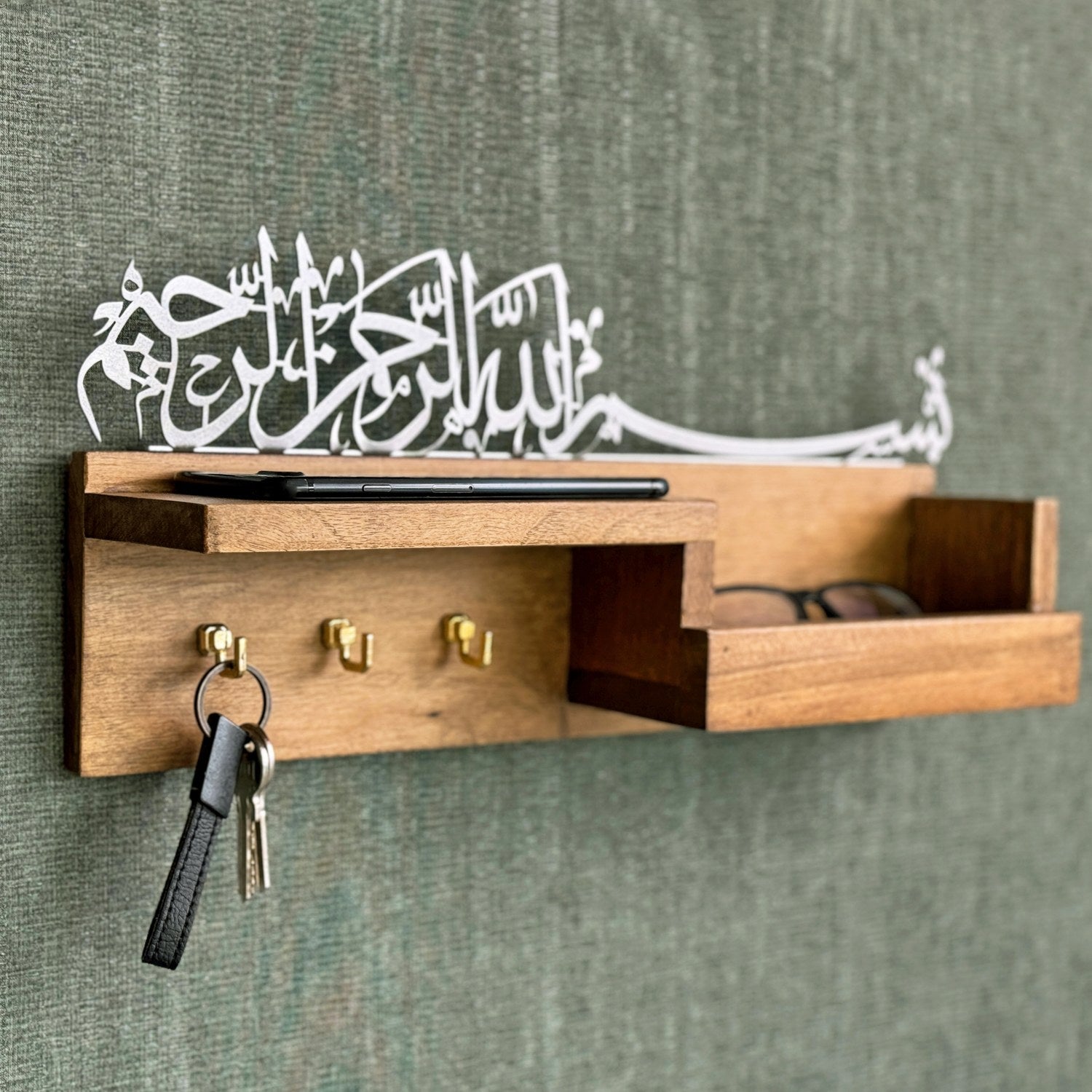 Wooden Key Holder with Bismillah Arabic Calligraphy - Islamic Wall Decor for Muslim Homes | Perfect for Entryway, Bedroom & Gift Giving