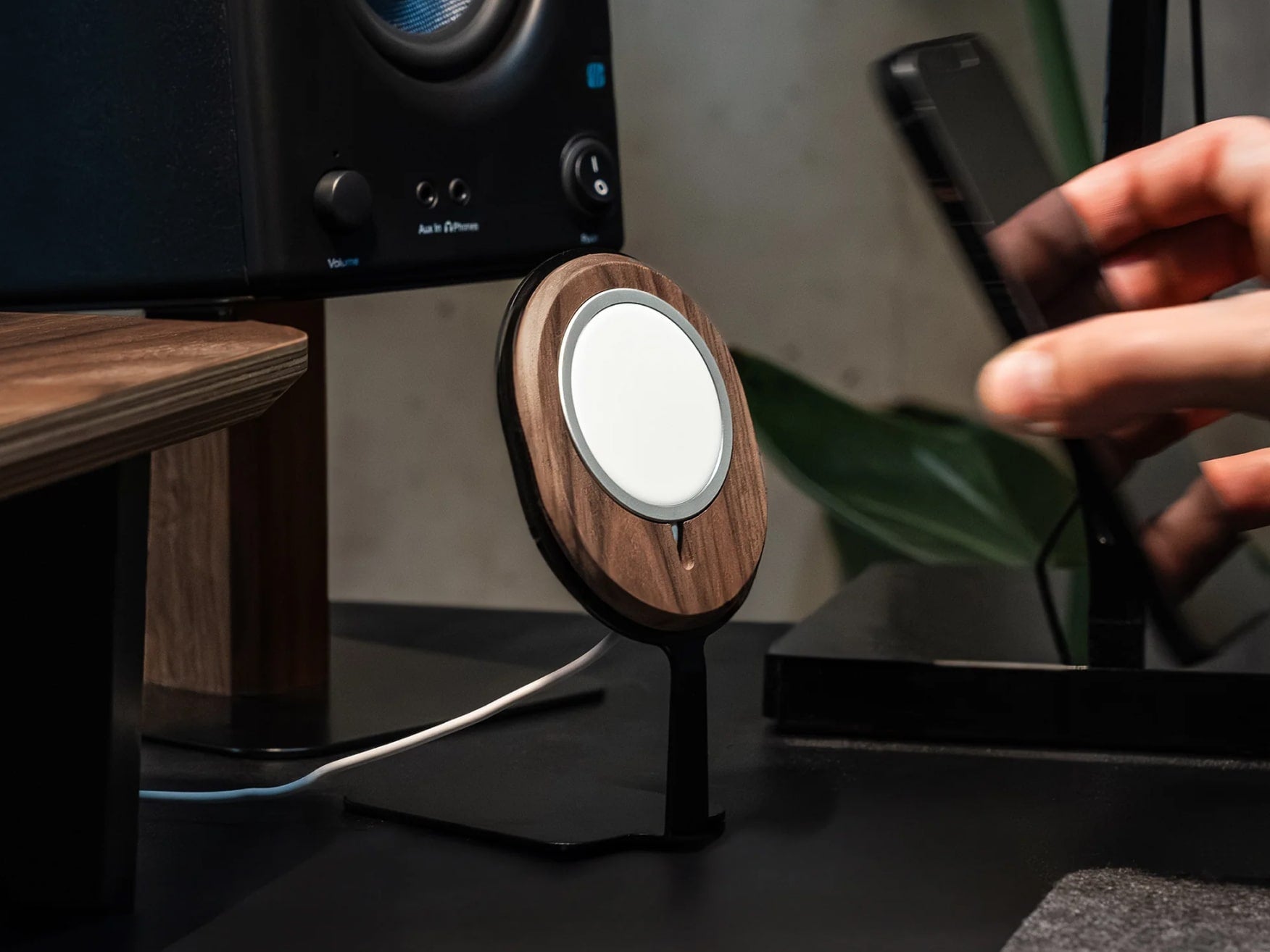 Magnetic Magsafe Phone Holder - Secure & Hands-Free for iPhone 12/13/14/15 - Perfect for Car, Gym, and Home Use
