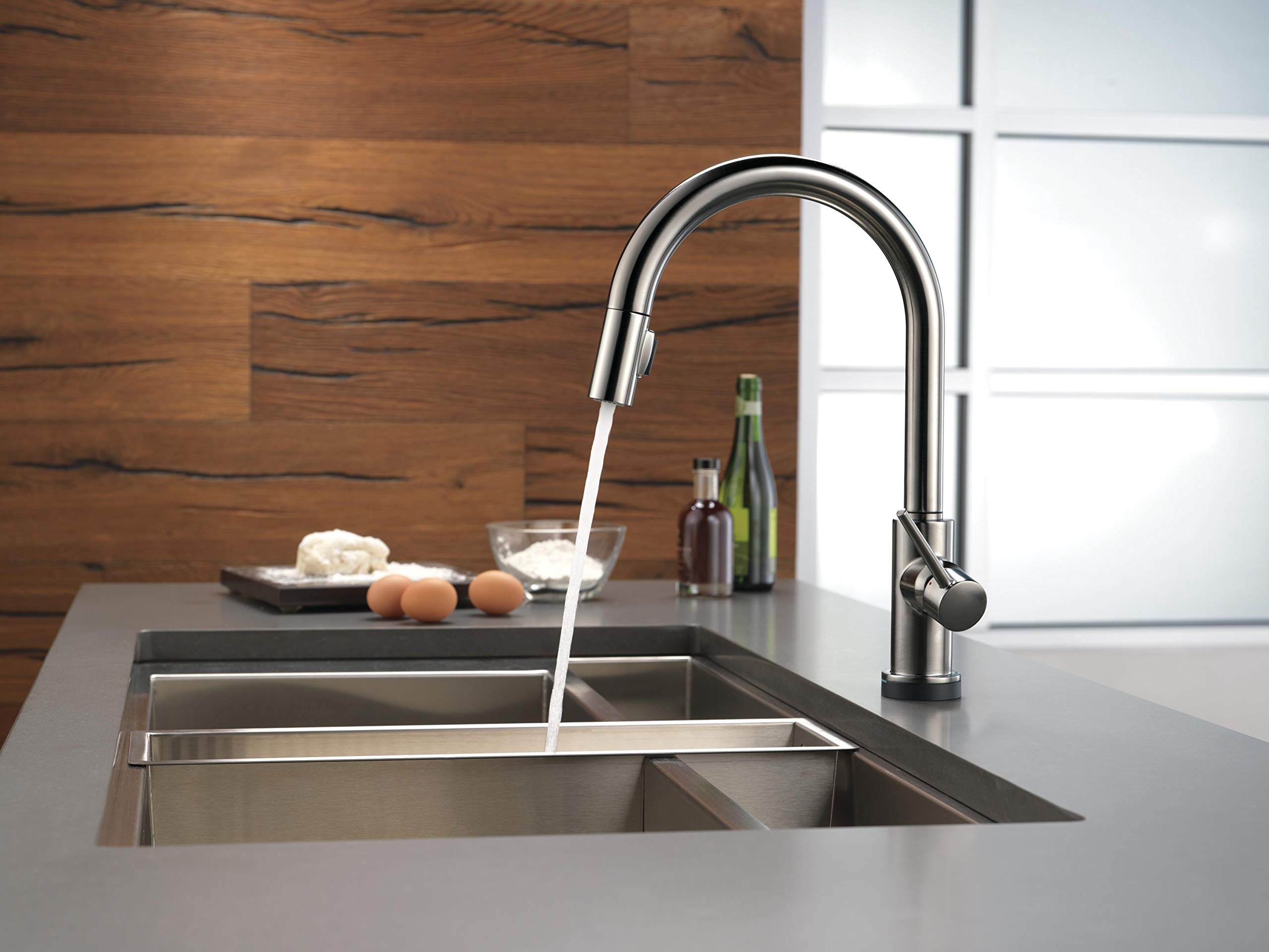 DELTA Trinsic Single-Handle Touch Kitchen Faucet with Pull Down Sprayer - Black Stainless Steel, Touch2O Technology, Magnetic Docking Spray Head & Built-In Soap Dispenser | Perfect for Modern Kitchens, Food Prep & Dishwashing