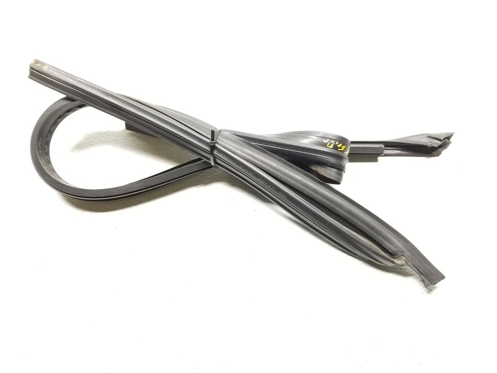 BMW E46 Sedan Front Left Driver Side Door Weatherstrip Seal - OEM Replacement Part for 01 02 03 04 05 Models - Perfect for Weather Protection and Noise Reduction