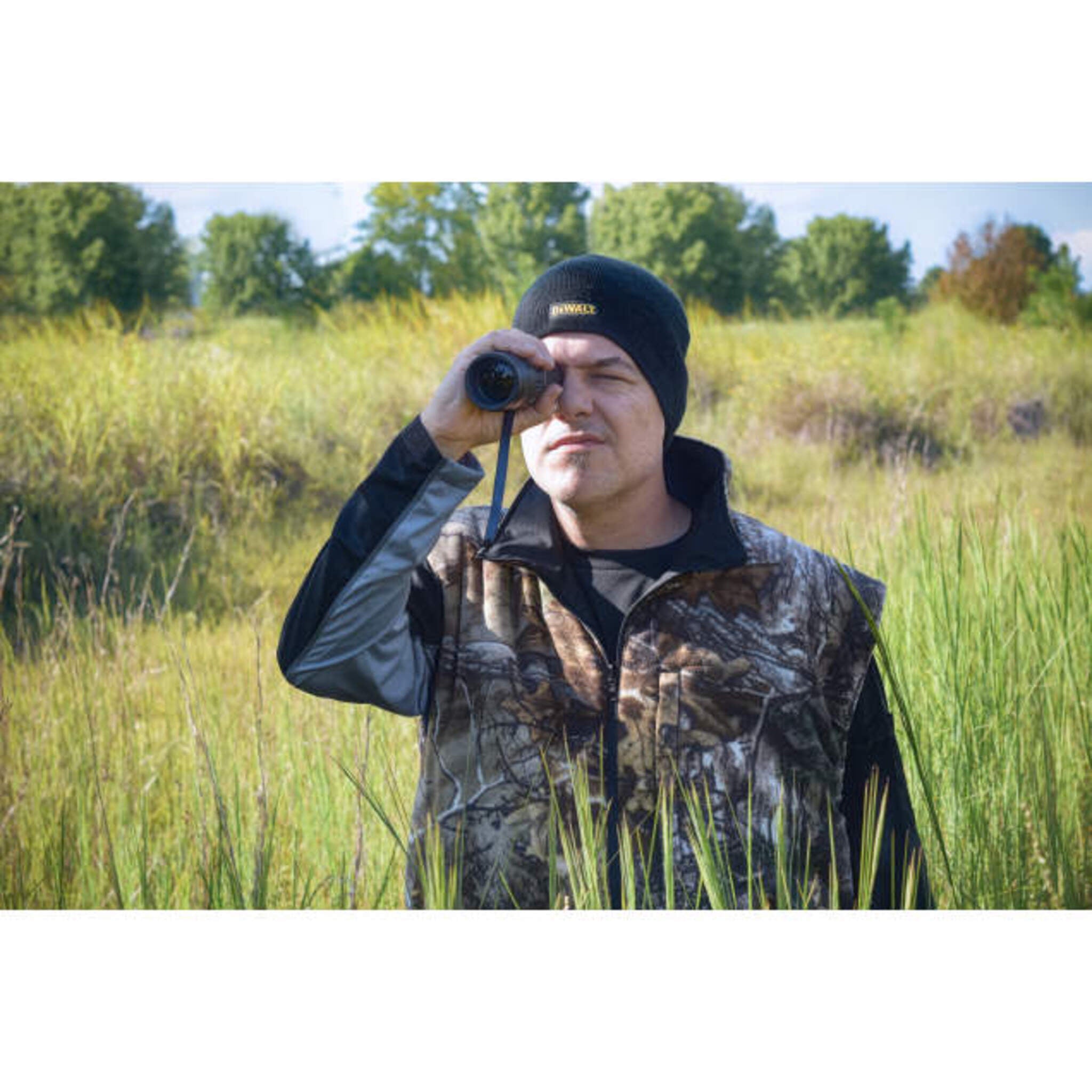 DEWALT Realtree Xtra Men's Camouflage Heated Fleece Vest with Battery - Lightweight Hunting Jacket, 3 Heat Settings & USB Charging, Wind Resistant for Outdoor Activities (Sizes S-3XL) | Perfect for Hunting, Camping & Winter Sports