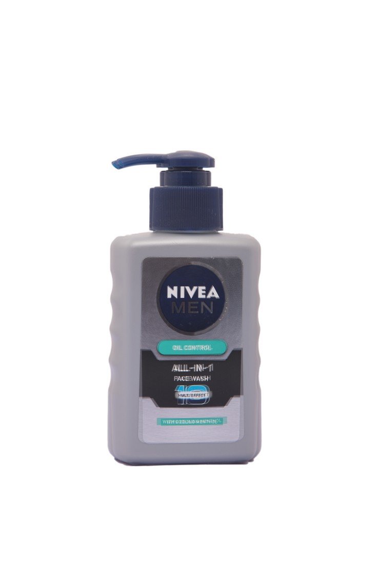 NIVEA Men Face Wash for Oily Skin with 10x Vitamin C, 150ml & NIVEA Men Active Care Lip Balm SPF 15, 4.8g - Daily Skincare Routine for Men, Gym & Outdoor Protection