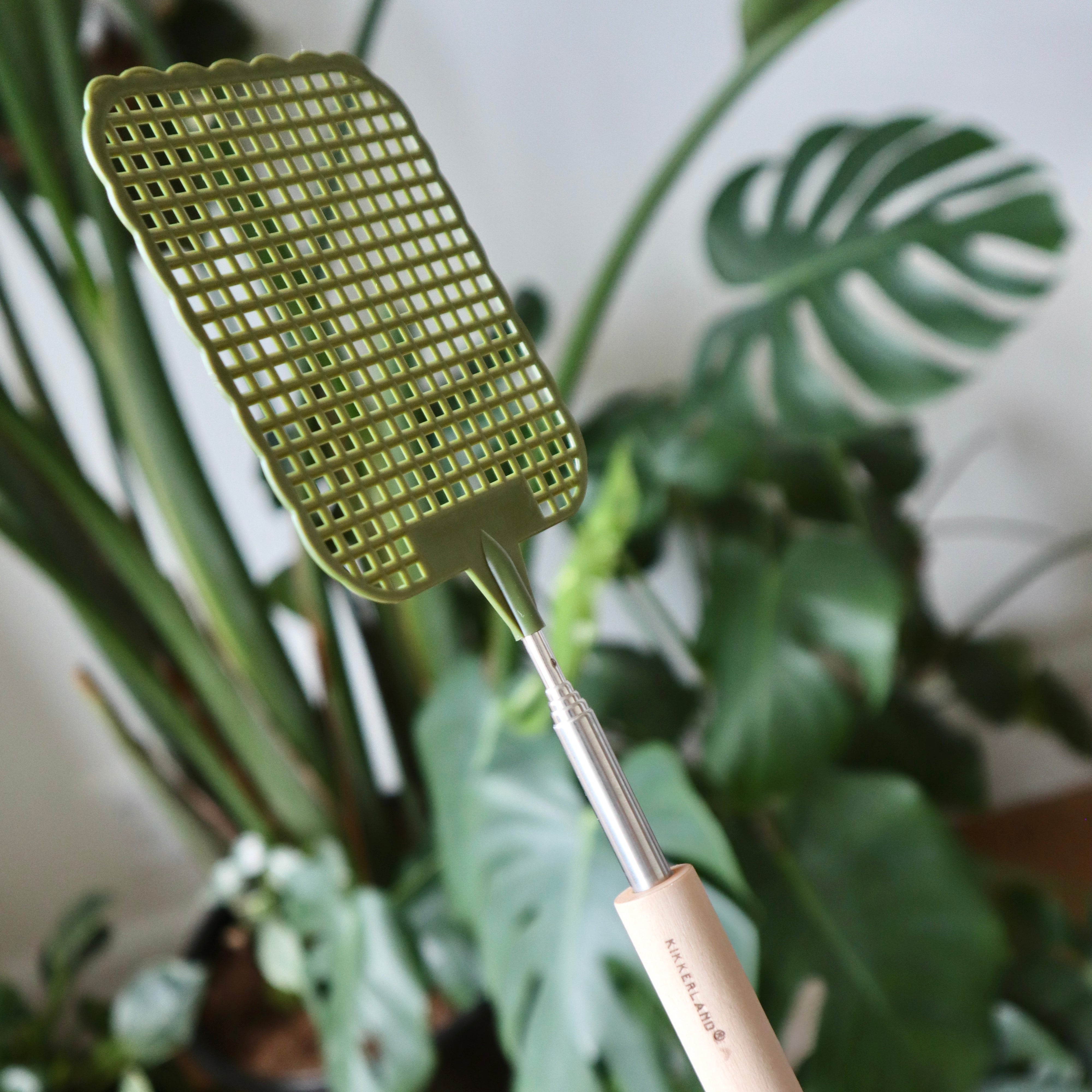 Extendable Telescopic Fly Swatter - Adjustable Length Bug Zapper for Indoor & Outdoor Use - Perfect for Home, Patio, and Camping