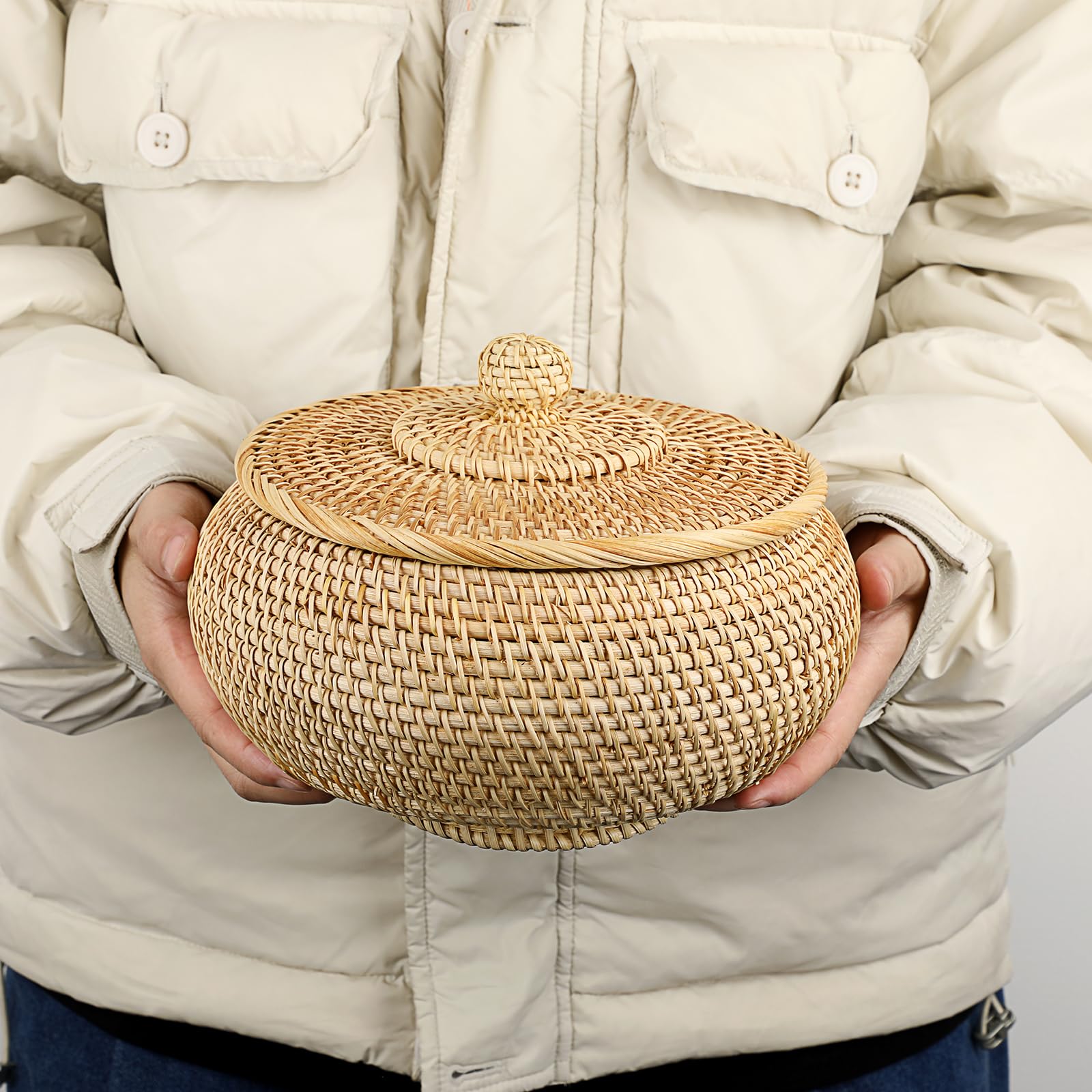 Hipiwe Round Rattan Basket with Lid - Handwoven Wicker Storage Bin for Picnic, Bread, Home & Bathroom Organization - Small Decorative Box for Shelves, Multi-Purpose Tray (Perfect for Farmhouse Decor, Gift Wrapping & Clutter Control)