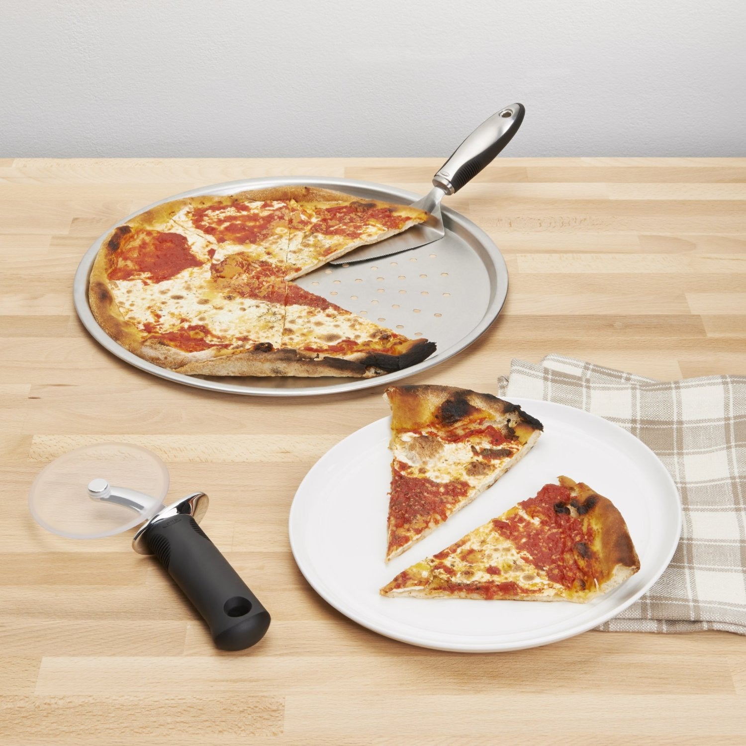 OXO Stainless Steel Pizza Cutter Wheel - Sharp Blade for Easy Slicing, Ergonomic Handle for Comfort - Perfect for Homemade Pizza, Pasta, Dough Cutting & Kitchen Prep