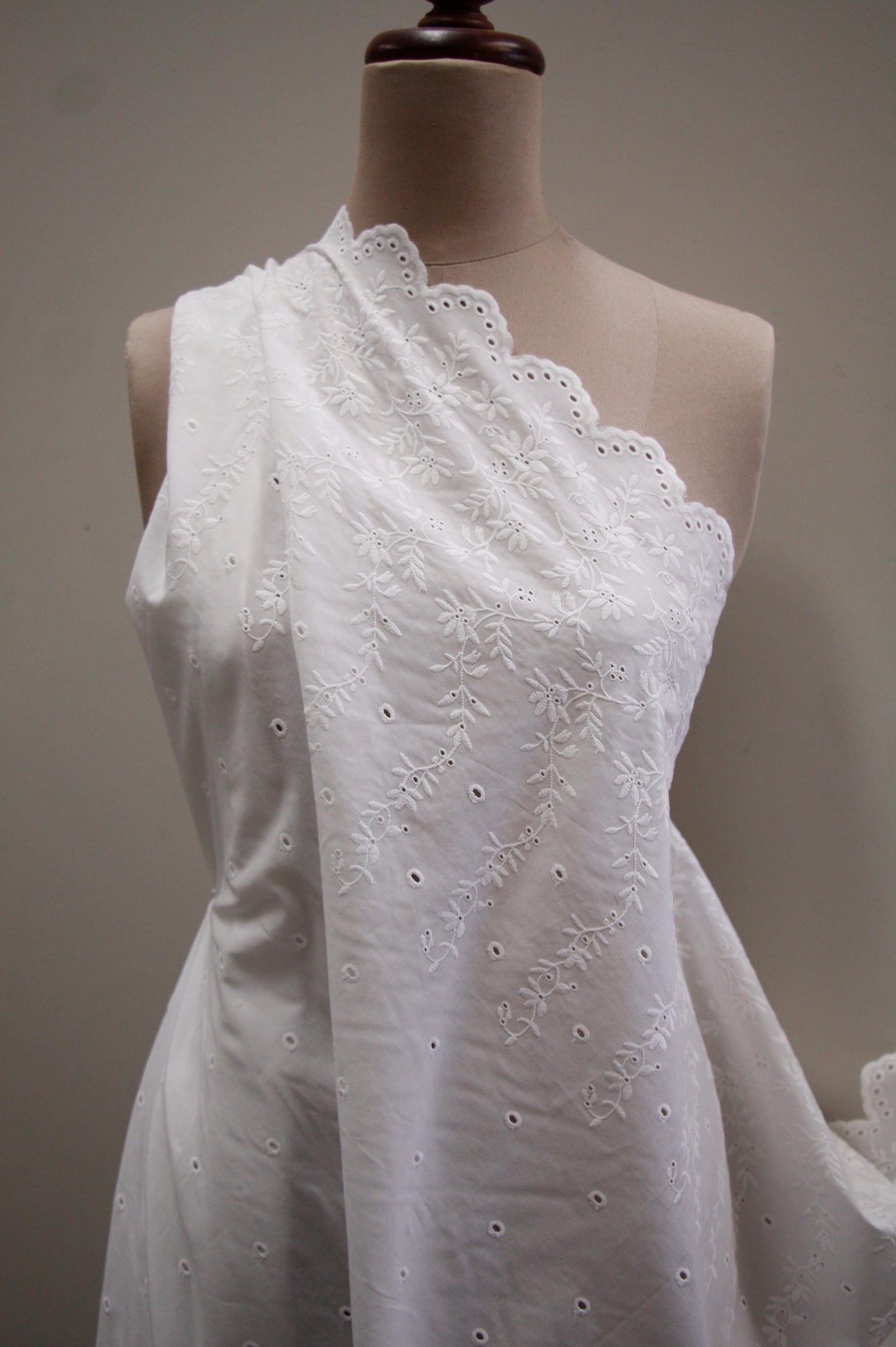 Bayou Border Broderie Anglaise Lace Trim - Elegant Embroidered Fabric for Dresses, Curtains & DIY Crafts
